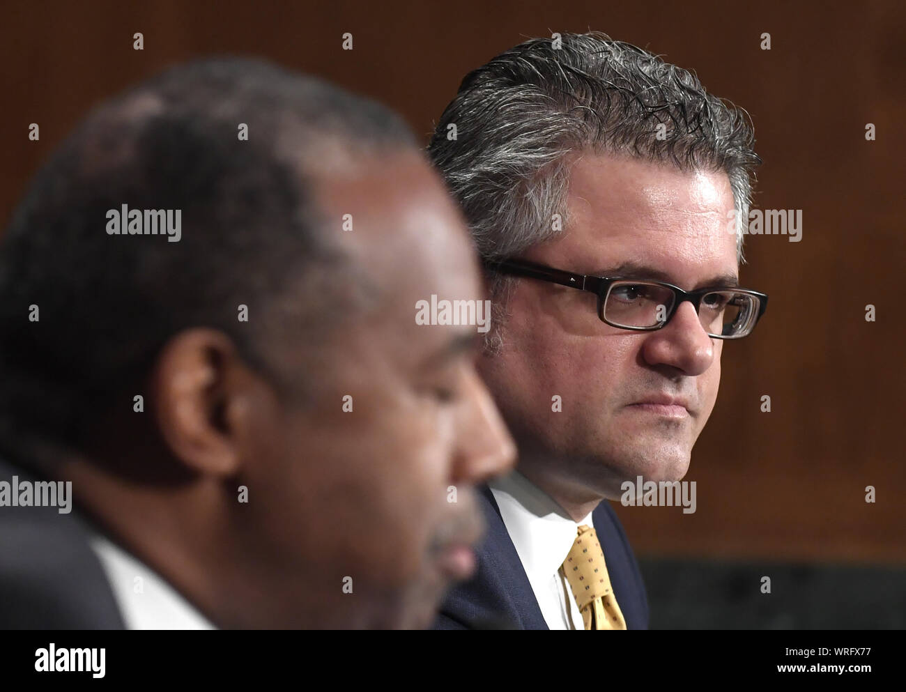 Washington DC, USA. 10 Sep, 2019. Federal Housing Finance Agency Réalisateur Mark A. Calabria (R) est à l'écoute à une déclaration d'ouverture de Ben Carson secrétaire HUD lors d'un comité sénatorial des banques, du logement et des Affaires urbaines comité, sur la colline du Capitole, le Mardi, Septembre 10, 2019, dans la région de Washington, DC. Le comité a entendu des témoignages sur "la réforme des finances du logement : prochaines étapes". Photo de Mike Theiler/UPI UPI : Crédit/Alamy Live News Banque D'Images