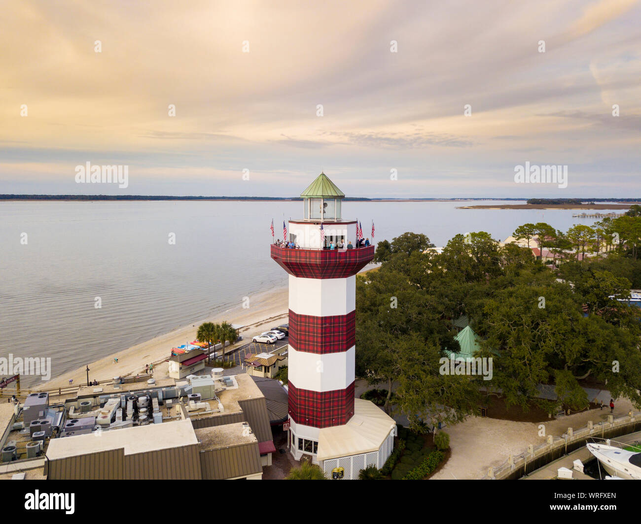 HILTON HEAD, UNITED STATES-Décembre 29, 2018 non identifié : touristes visitent le Harbour Town lighthouse à Hilton Head, Caroline du Sud dans cette antenne vi Banque D'Images