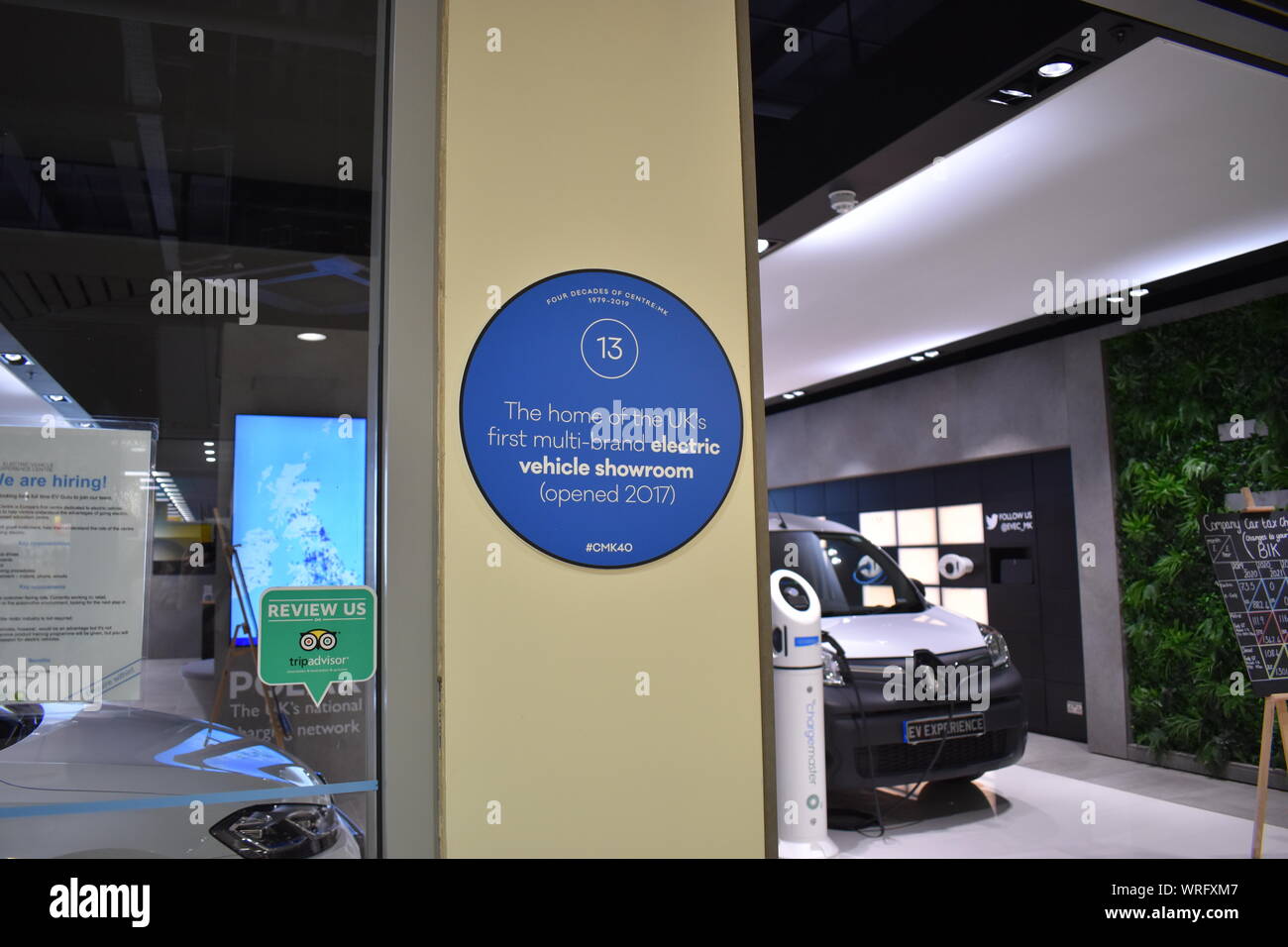 Une blue plaque trail donne quarante faits sur fabuleux center:mk. Cette plaque marque l'ouverture de la UK's premier véhicule électrique multi-marques de montre. Banque D'Images
