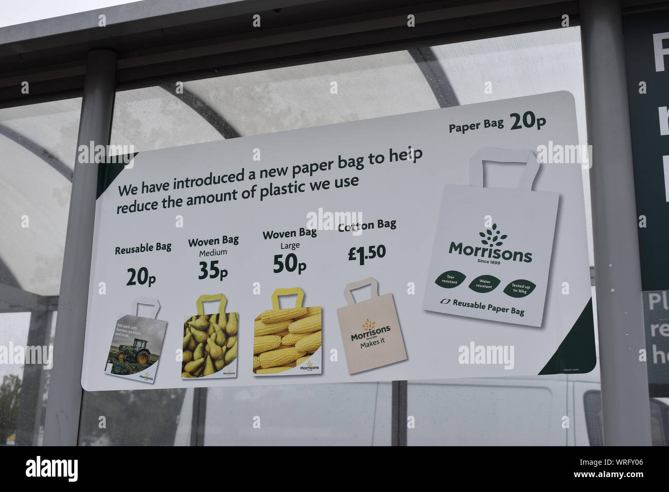 Morrison's Supermarket ont toute une gamme de solutions de rechange pour les sacs en plastique, s'étendant dans le prix de 20p pour £1.50. Banque D'Images