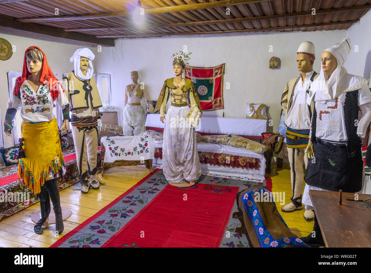 Costumes traditionnels et d'artisanat albanais sur l'affichage à l'Ethnolocical Musée dans la ville de Pec (PEJA) dans la République du Kosovo, dans la partie centrale de Bal Banque D'Images