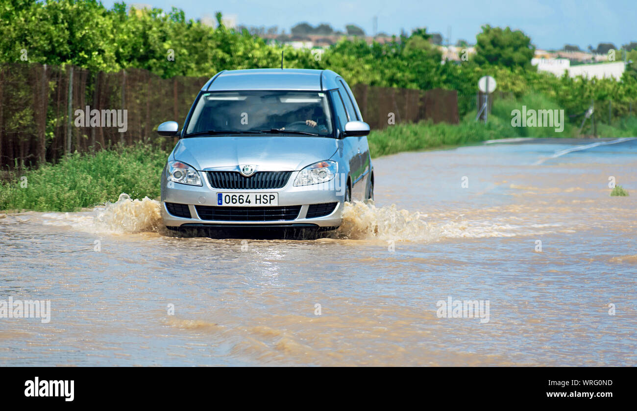 Murcia, Espagne, le 30 août 2019 : voiture roulant dans l'eau d'inondation en Espagne Banque D'Images