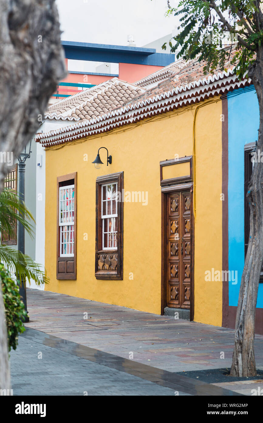 Maisons colorées dans les rues de Los Llanos, La Palma, Espagne. Banque D'Images