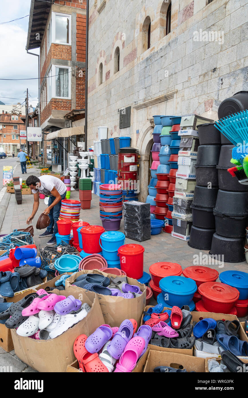 Boutique de produits principalement des produits en plastique dans le vieux bazar Ottoman dans la ville de Pec (PEJA) dans la République du Kosovo, dans le centre des Balkans. Banque D'Images