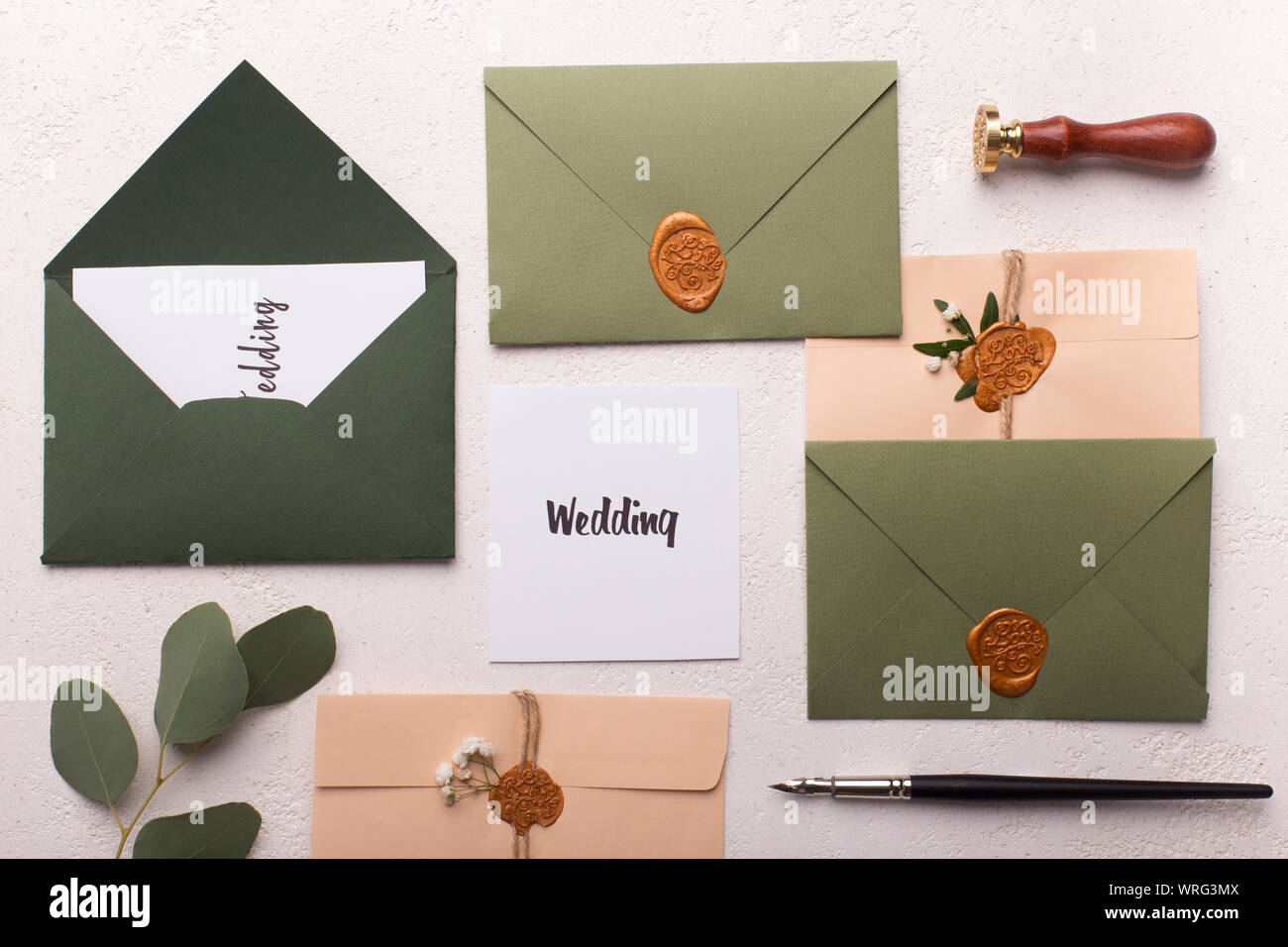 Mariage en couleurs avec texte d'invitation à la création d'enveloppes Banque D'Images Mariage en couleurs avec texte d'invitation à la création d'enveloppes Banque D'Images