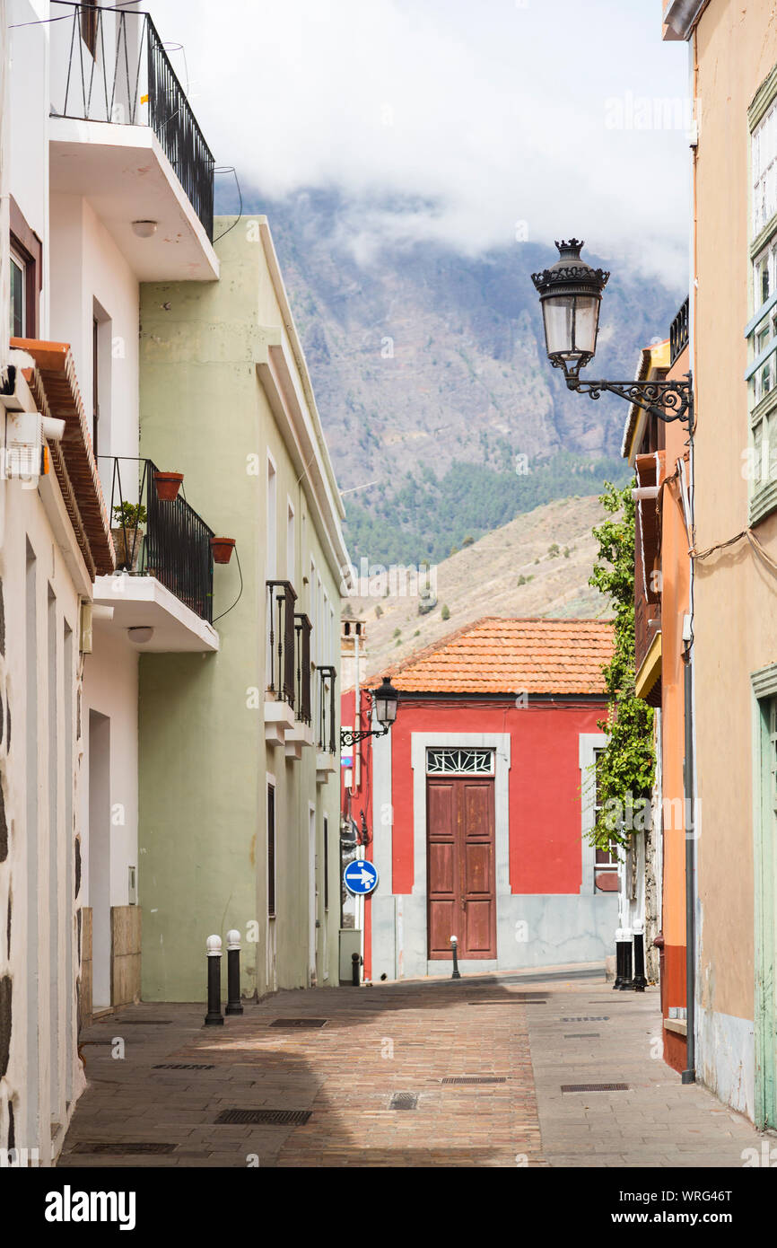 Maisons colorées dans les rues escarpées de Los Llanos, La Palma, Espagne avec les montagnes en arrière-plan. Banque D'Images