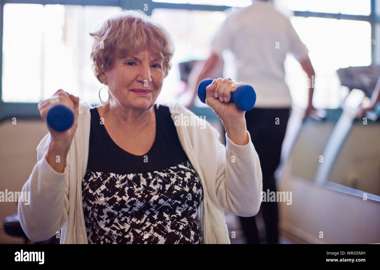 Portrait of a senior woman lifting-haltères dans une salle de sport. Banque D'Images