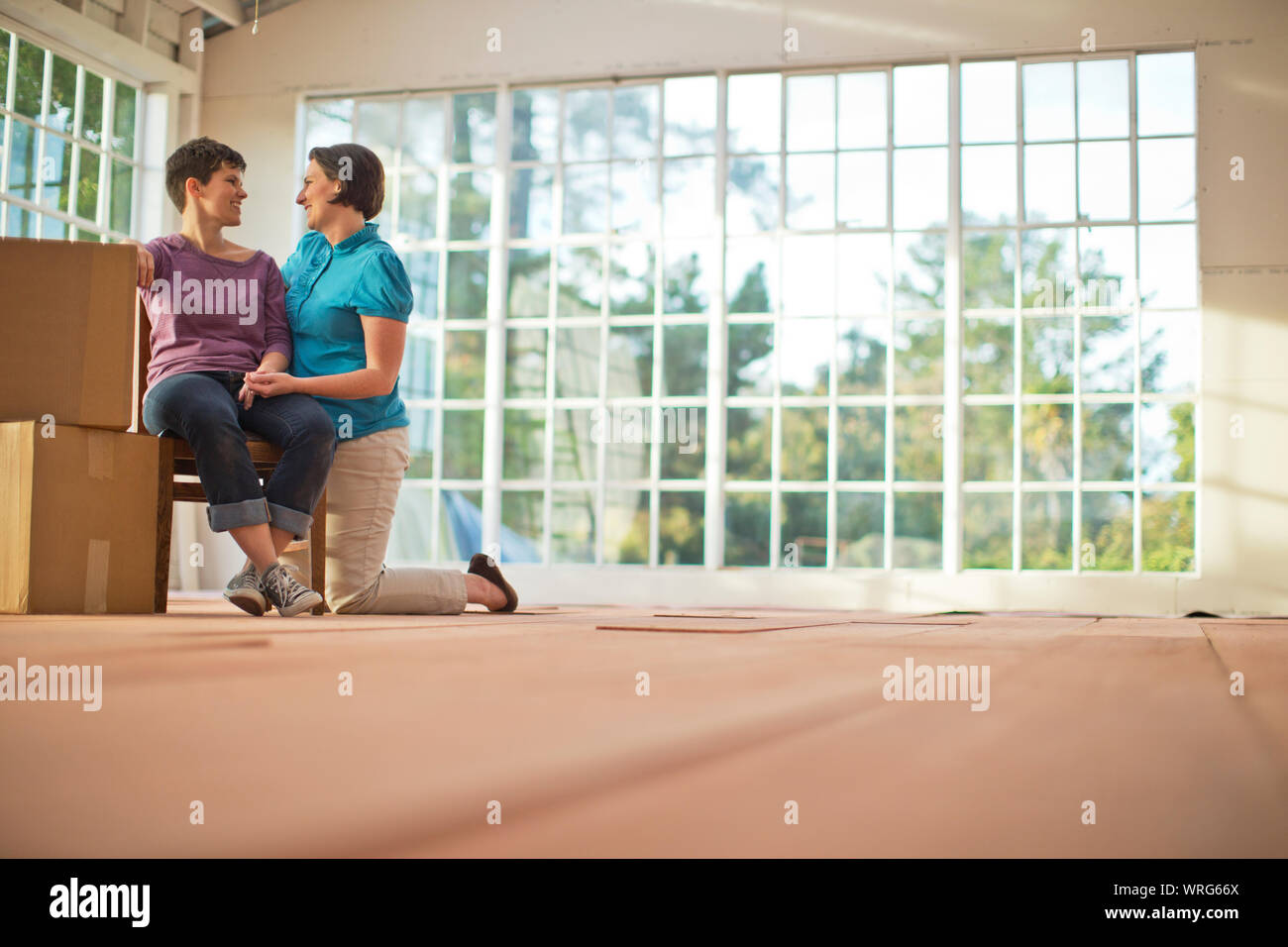 Deux Mid adult woman moving house. Banque D'Images