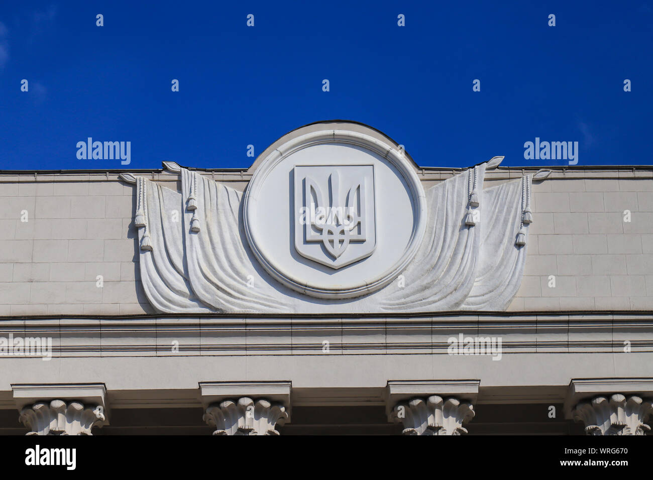 Emblème de l'état de l'Ukraine sur la façade du Conseil suprême de l'Ukraine, Verkhovna Rada, le Parlement ukrainien à Kiev. Banque D'Images