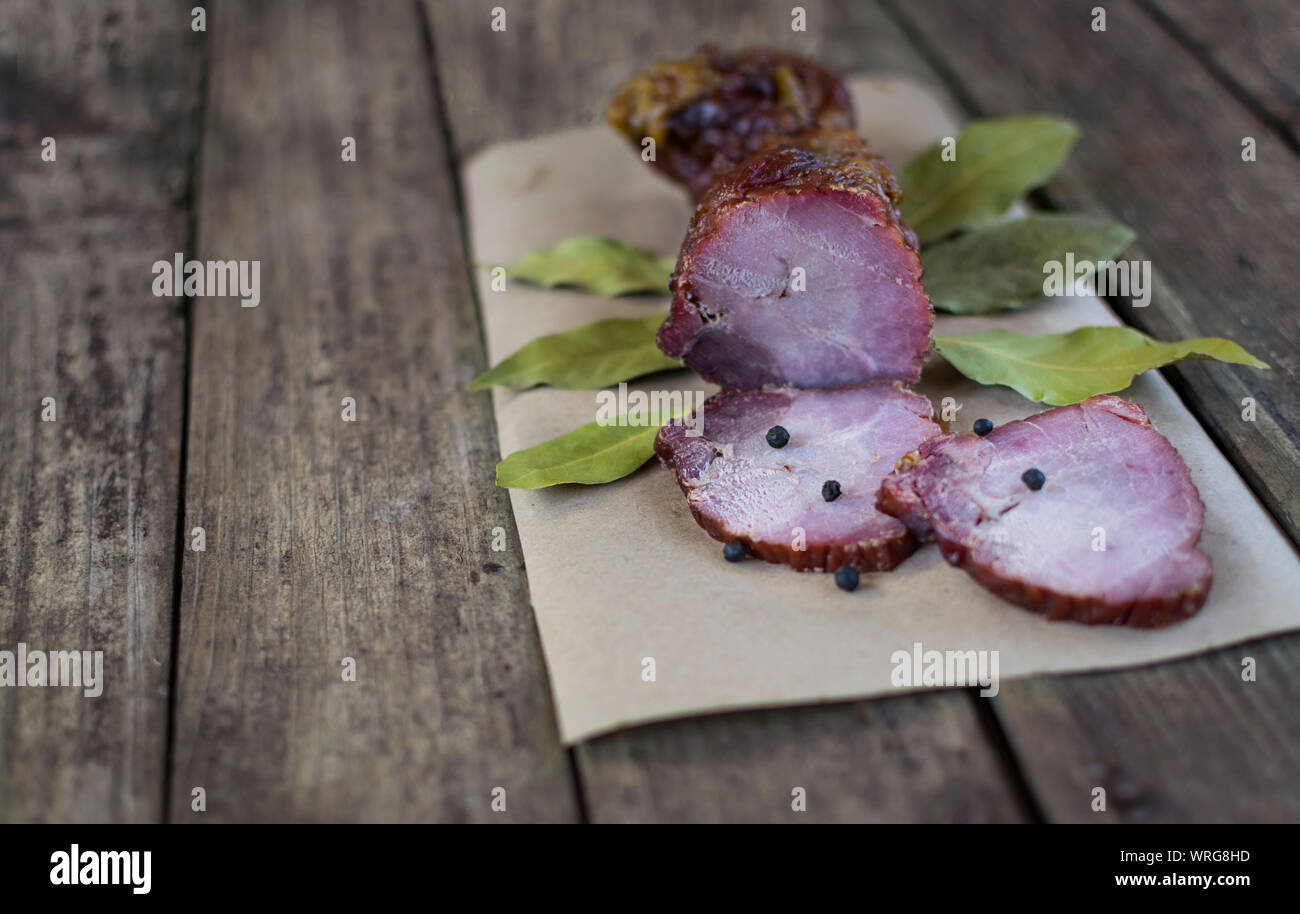 La viande de porc séchées avec des piments, poivre noir, ail et bay leafs sur la vieille table en bois Banque D'Images