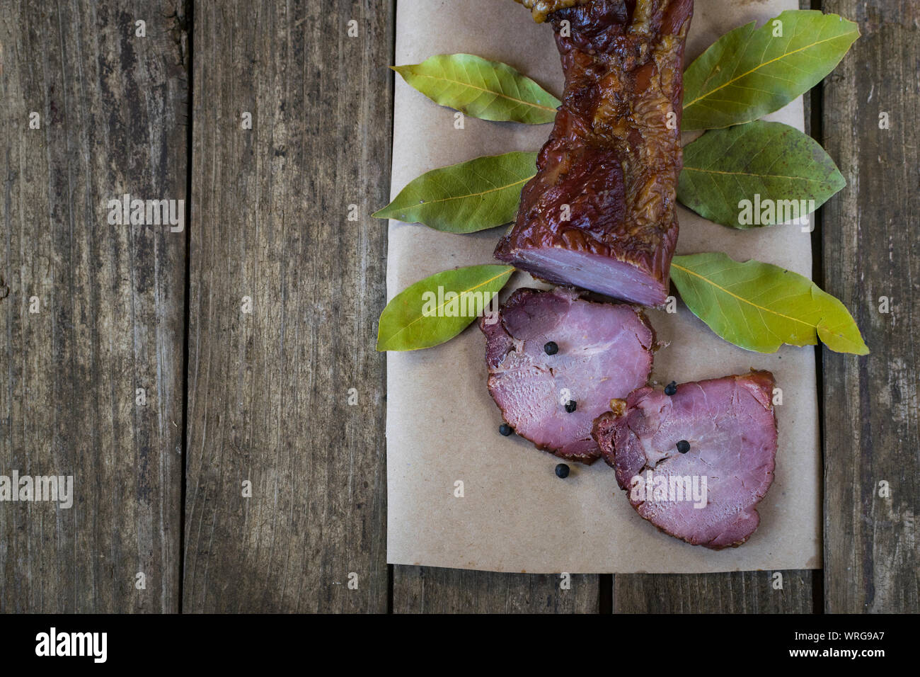 La viande de porc séchées avec des piments, poivre noir, ail et bay leafs sur la vieille table en bois. High angle view, avec l'espace pour le texte. Banque D'Images