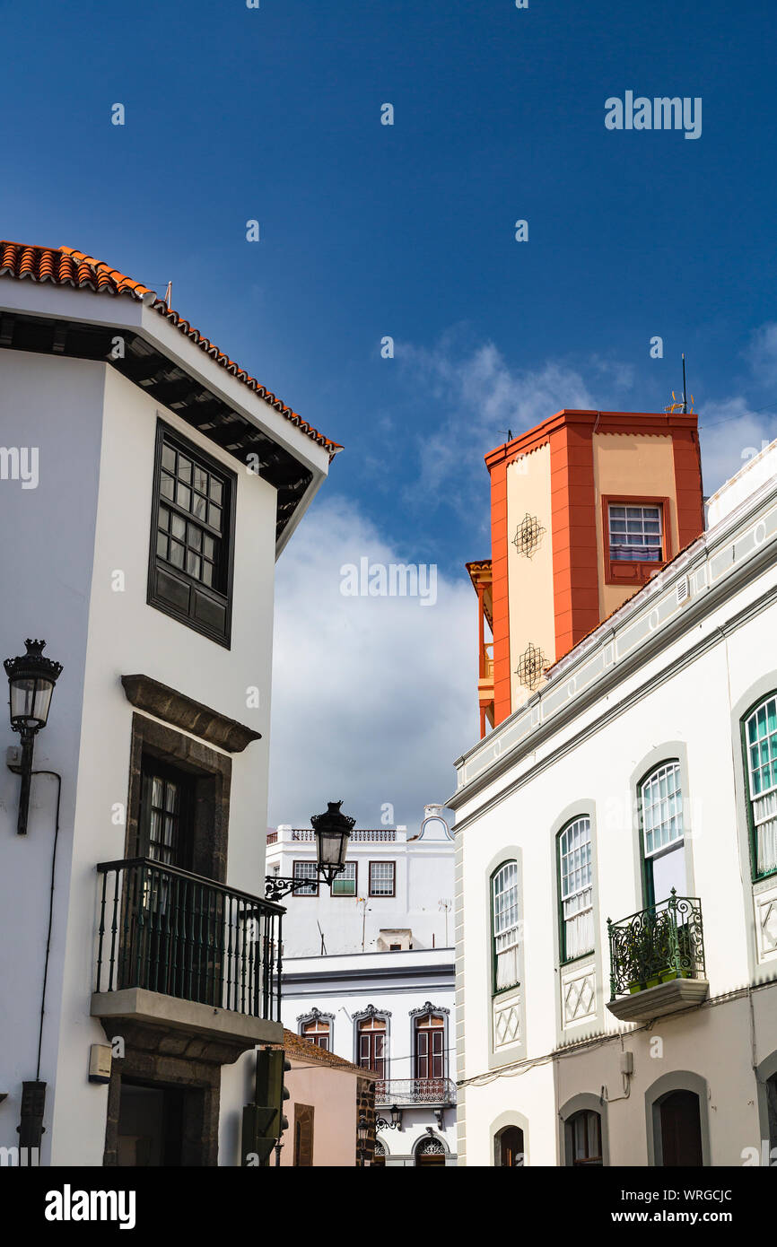 Maisons colorées dans les rues de Santa Cruz de La Palma, Espagne, avec ciel bleu. Banque D'Images