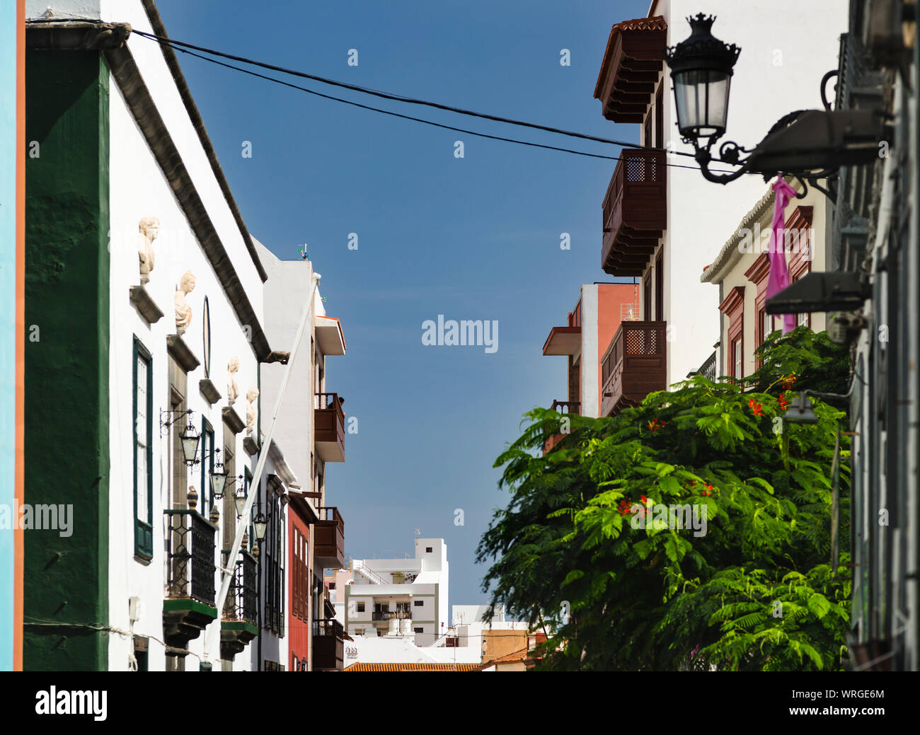Maisons avec balcons dans les rues de Santa Cruz de La Palma, Espagne, avec ciel bleu. Banque D'Images