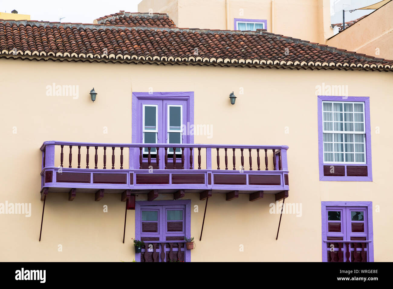 Balcon traditionnel typique de couleur violette sur une maison à Santa Cruz de La Palma, Espagne. Banque D'Images