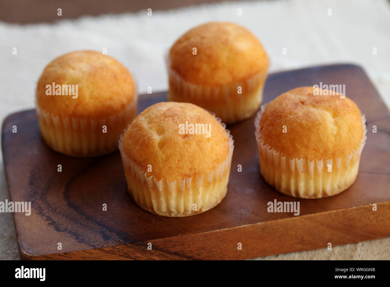 Cupcakes isolé sur table en bois Banque D'Images