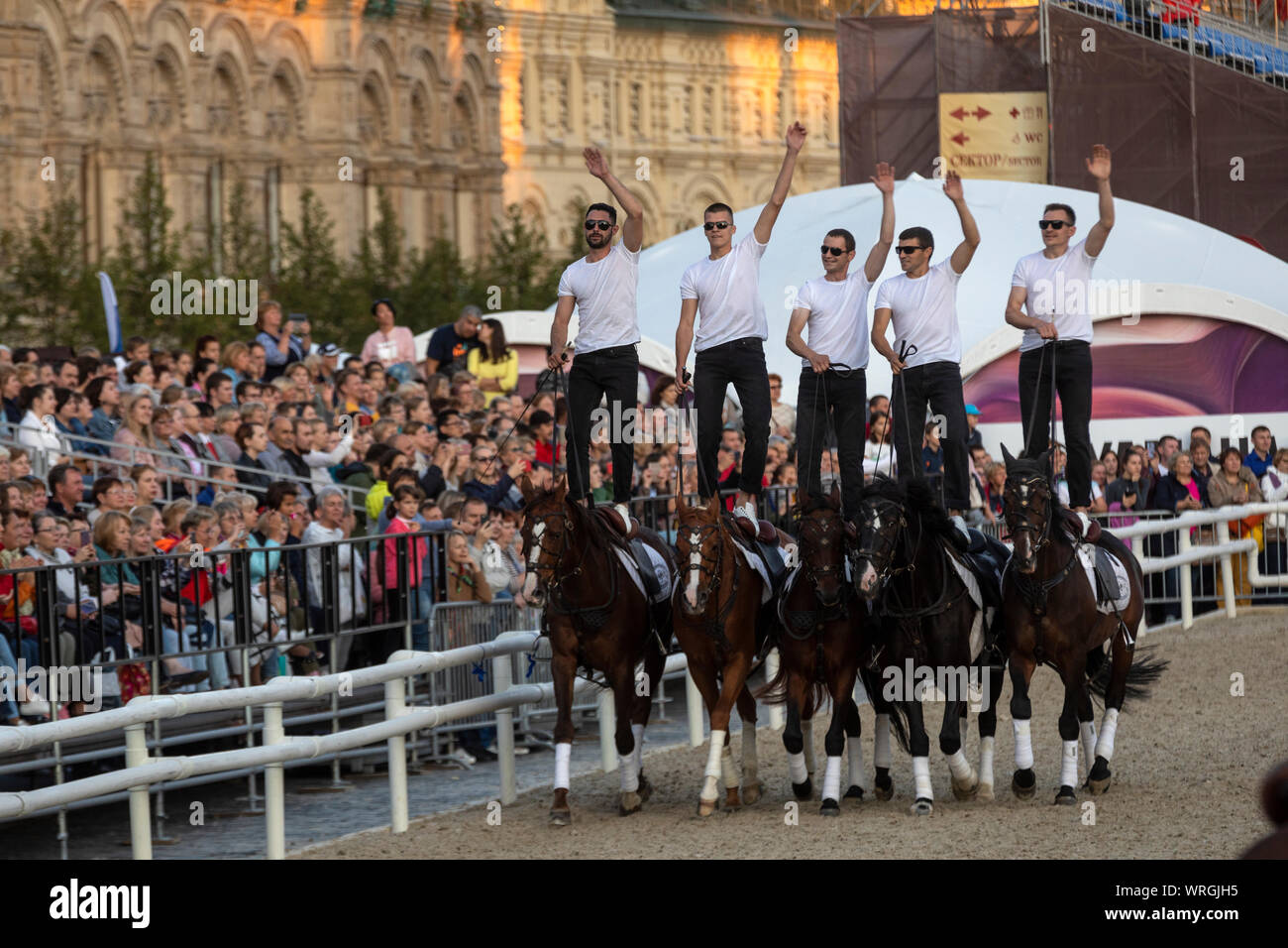 Performance de l'école d'équitation du Kremlin au festival 'passkaya tower' sur la Place Rouge de Moscou, Russie Banque D'Images
