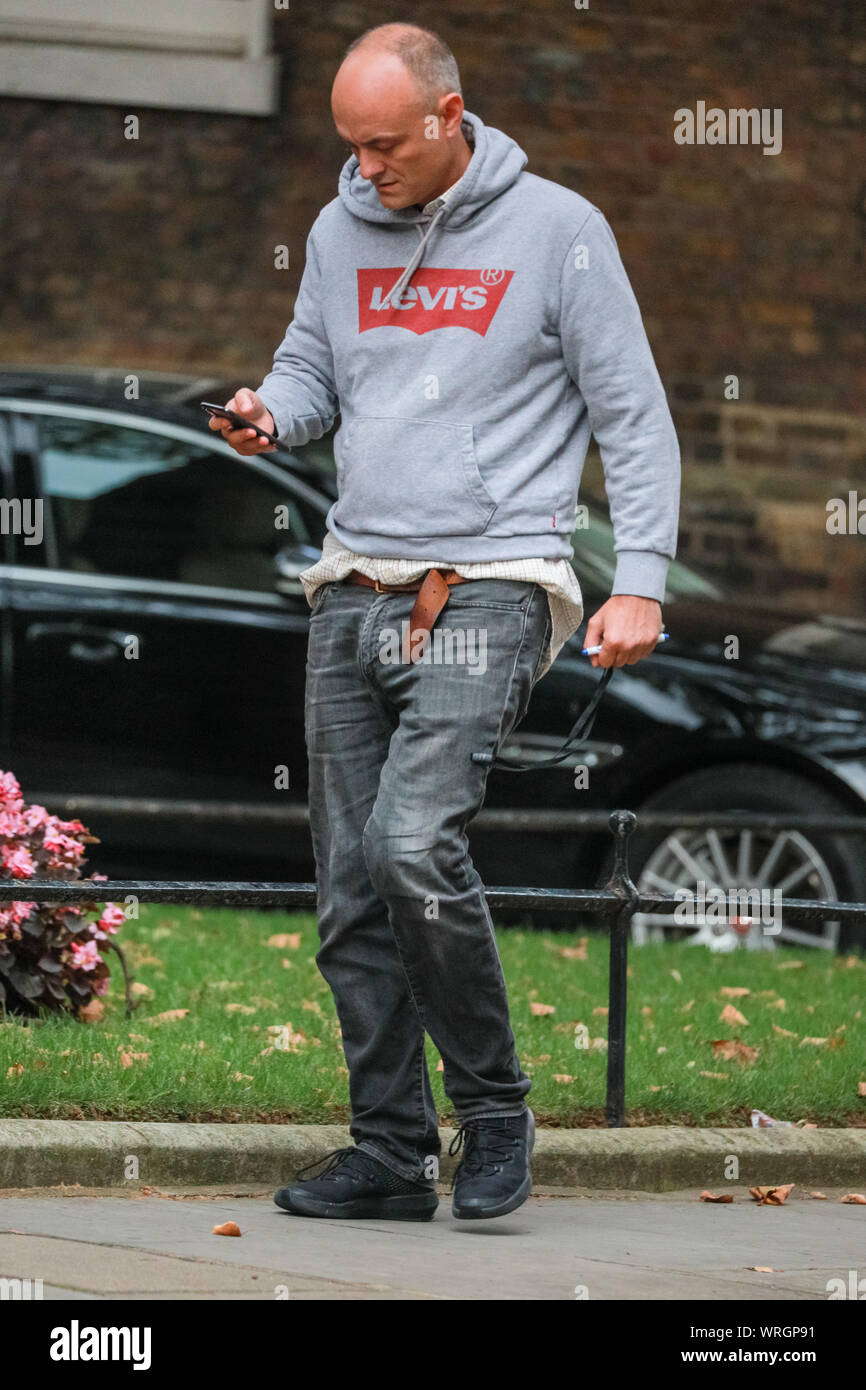Westminster, London, 2019 10 sep. Dominic Cummings, le conseiller stratégique du Premier Ministre, quitte Downing Street et revient peu après, vêtu de vêtements, tandis que les dirigeants de DUP sont à l'intérieur No 10. Credit : Imageplotter/Alamy Live News Banque D'Images