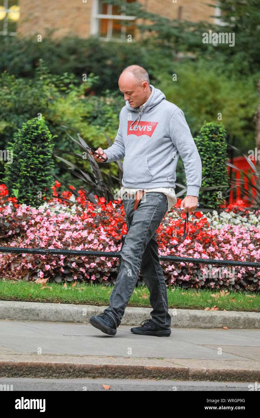 Westminster, London, 2019 10 sep. Dominic Cummings, le conseiller stratégique du Premier Ministre, quitte Downing Street et revient peu après, vêtu de vêtements, tandis que les dirigeants de DUP sont à l'intérieur No 10. Credit : Imageplotter/Alamy Live News Banque D'Images