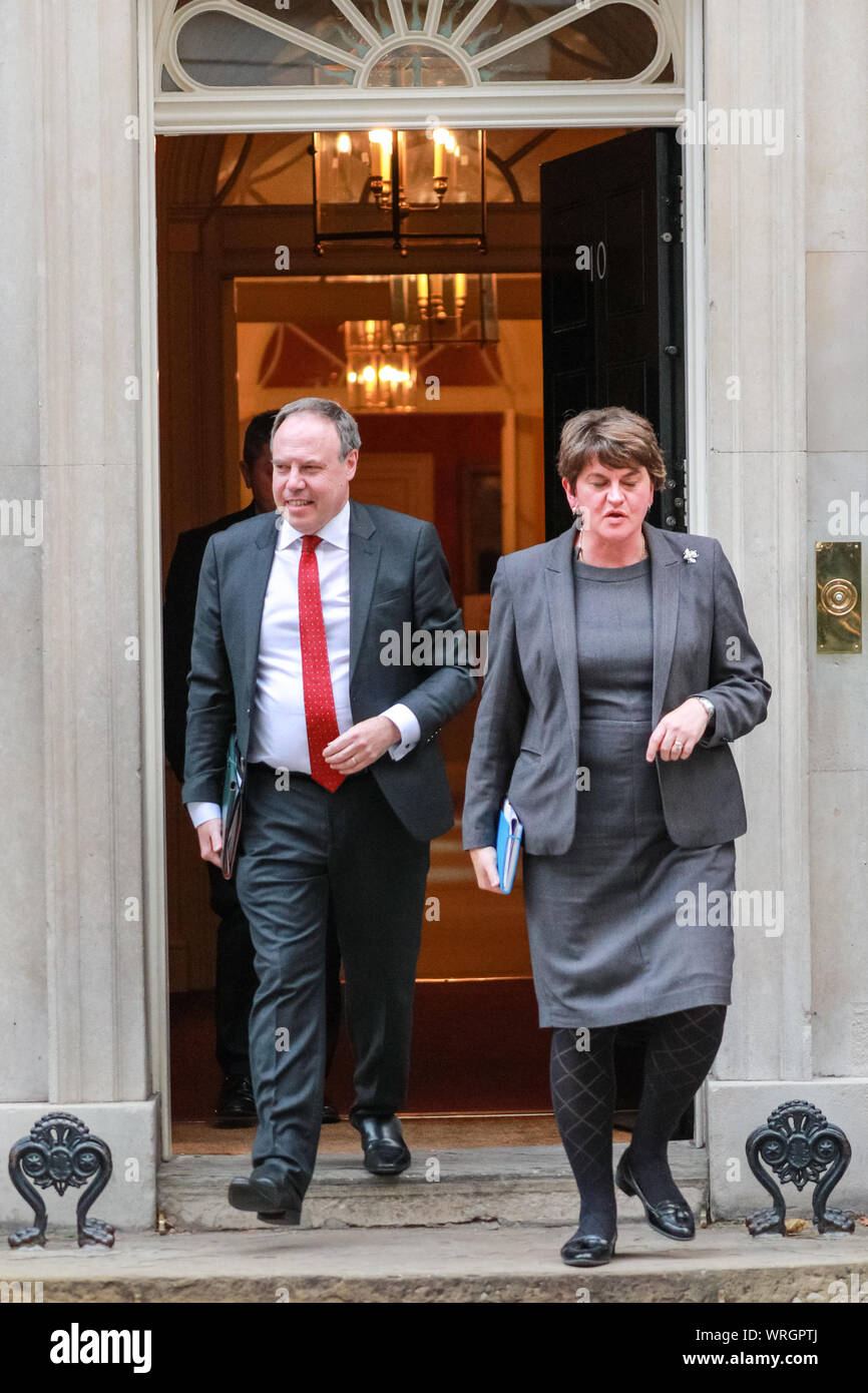 Westminster, London, 2019 10 sep. Chef Arlene Foster DUP et leader adjoint Nigel Dodds quitter au 10, Downing Street à Westminster, a déclaré avoir été Premier ministre rencontre Boris Johnson. La DUP est en ce moment à un gouvernement de coalition avec le parti conservateur. Credit : Imageplotter/Alamy Live News Banque D'Images