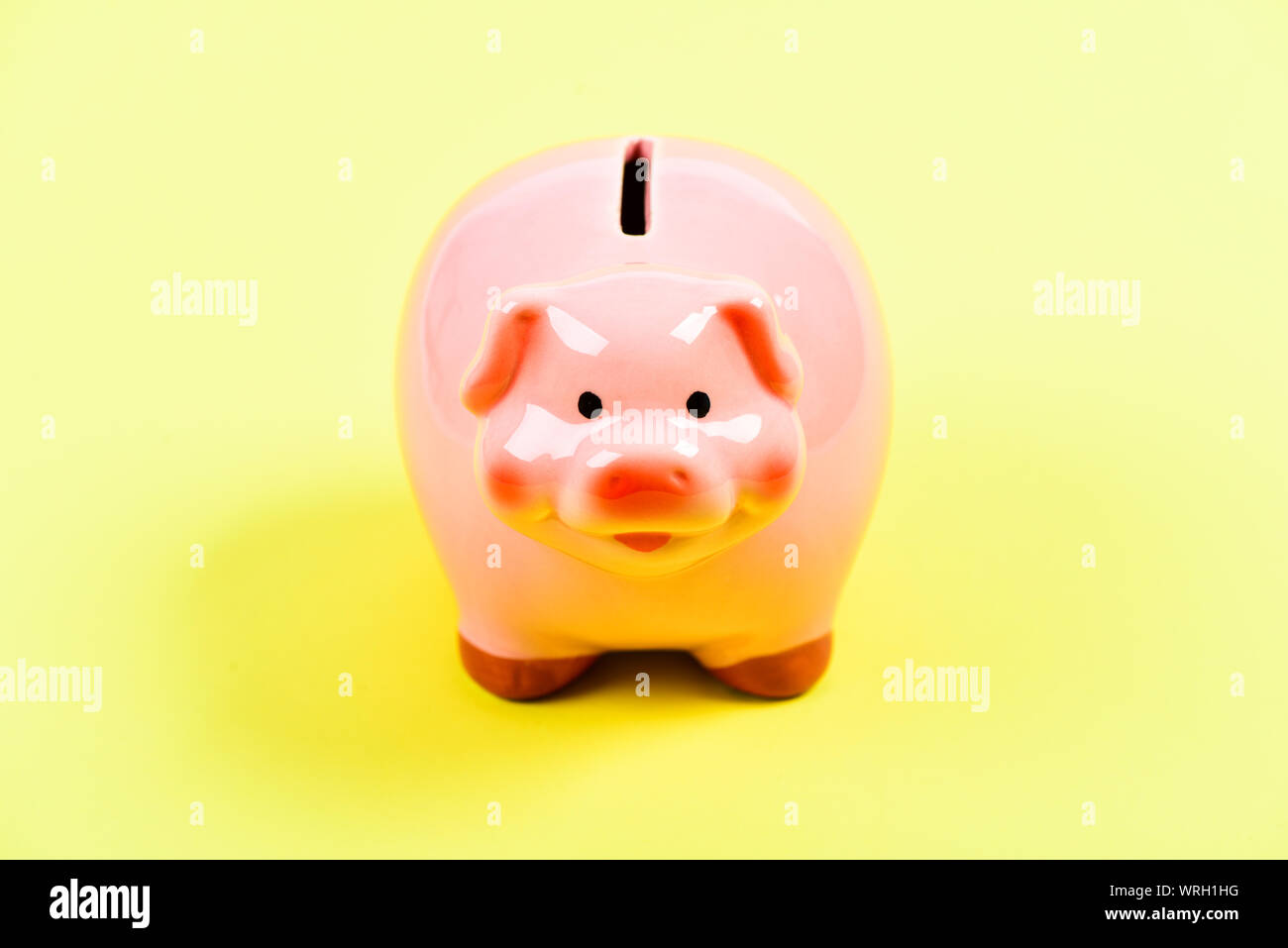 Tirelire symbole de l'argent de l'épargne. Plus d'idées pour votre argent. Adorable tirelire cochon rose close up. Comptabilité et budget de la famille. Finances publiques et les investissements de la banque. Le dépôt bancaire. L'éducation financière. Banque D'Images