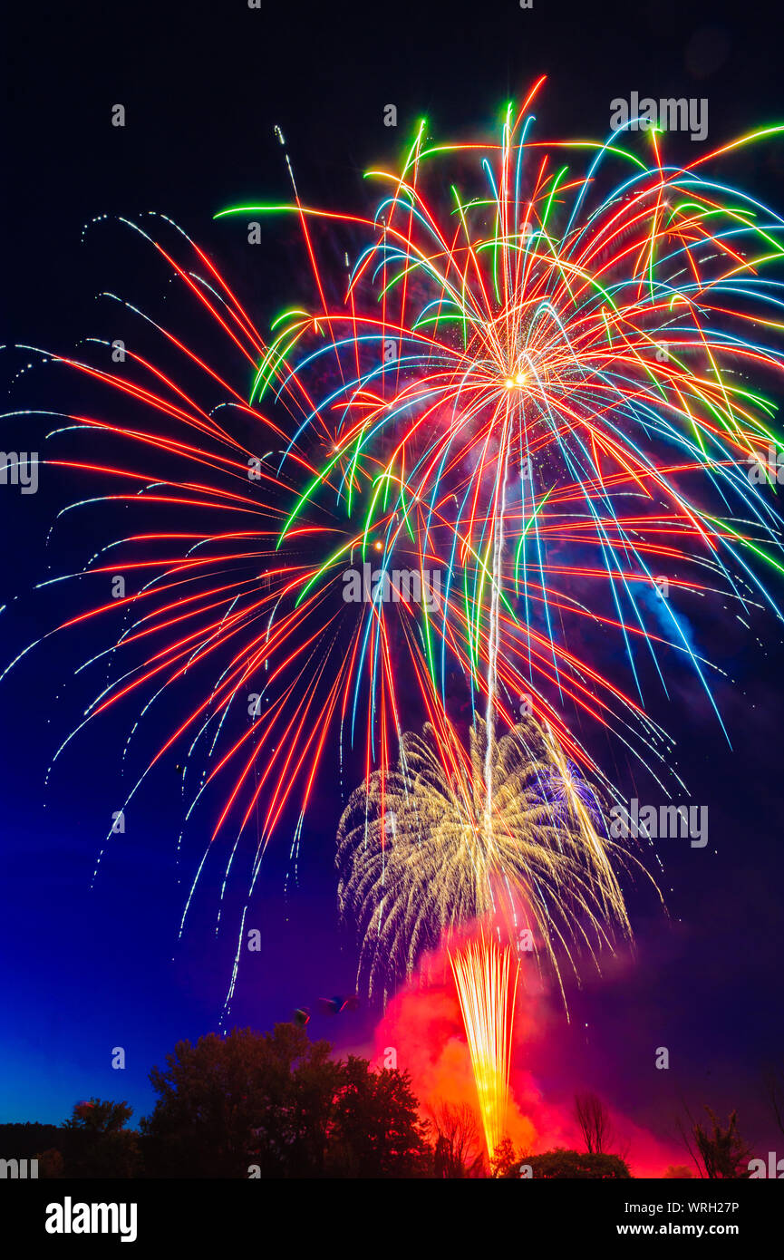 D'artifice du 4 juillet sur une prairie de montagne au crépuscule, Stowe, Vermont, USA. Banque D'Images