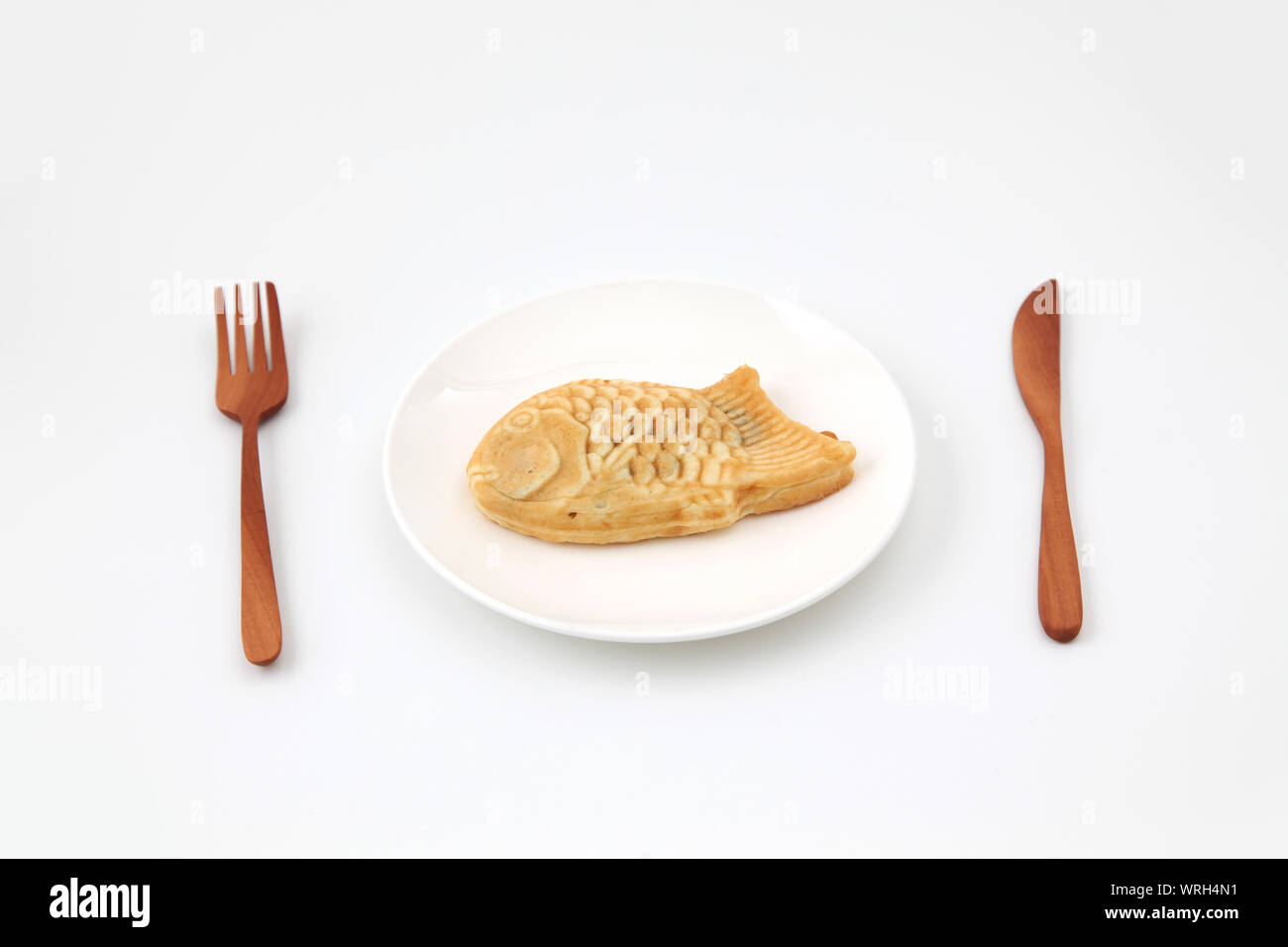 Confiserie gâteau poisson japonais Taiyaki isolé sur fond blanc sur plaque Banque D'Images