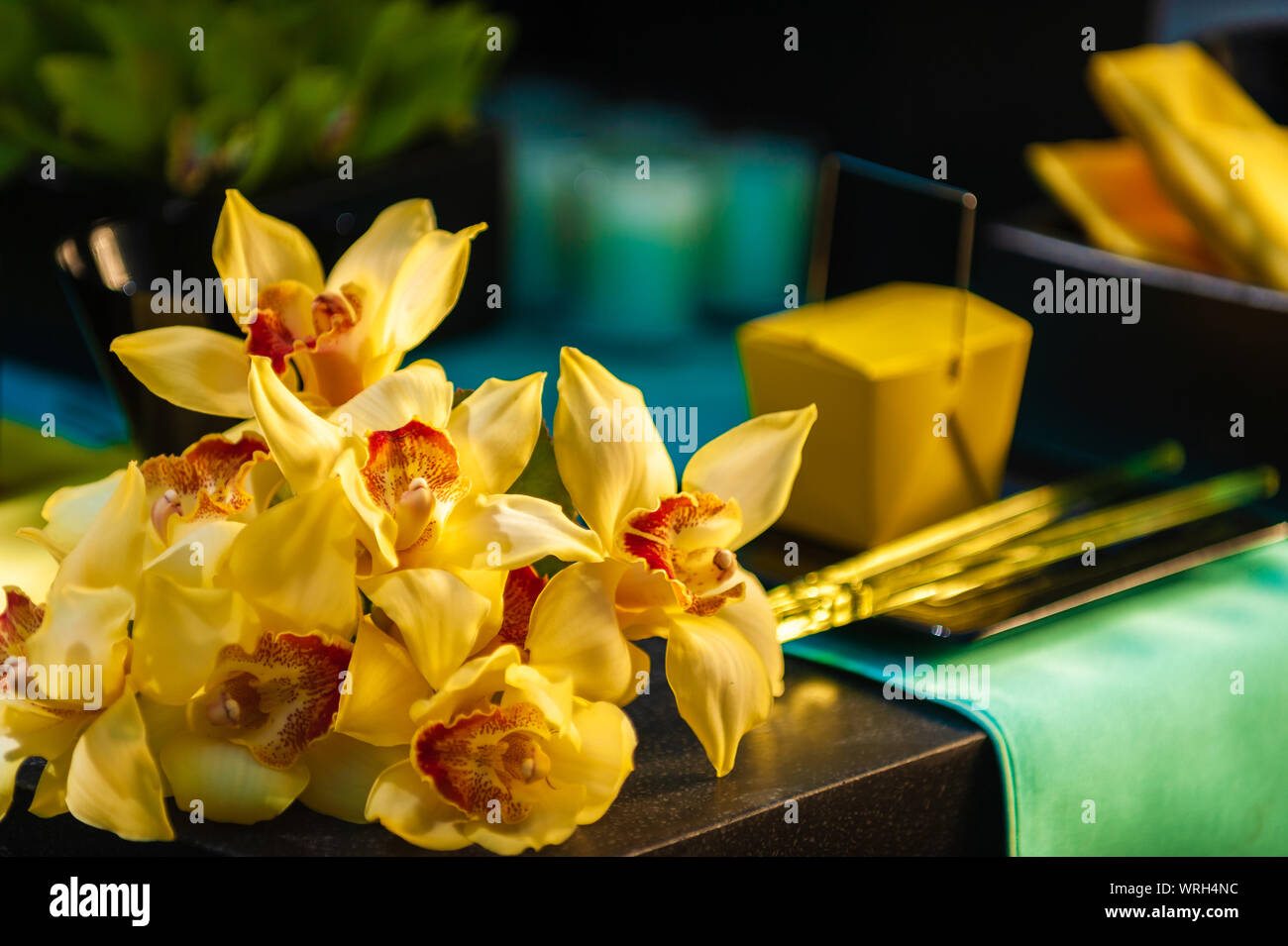 Bouquet de lys jaune allongé sur un bloc de pierre. Banque D'Images