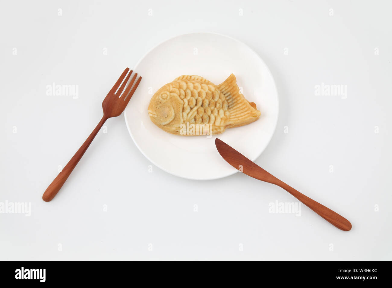 Confiserie gâteau poisson japonais Taiyaki isolé sur fond blanc sur plaque Banque D'Images