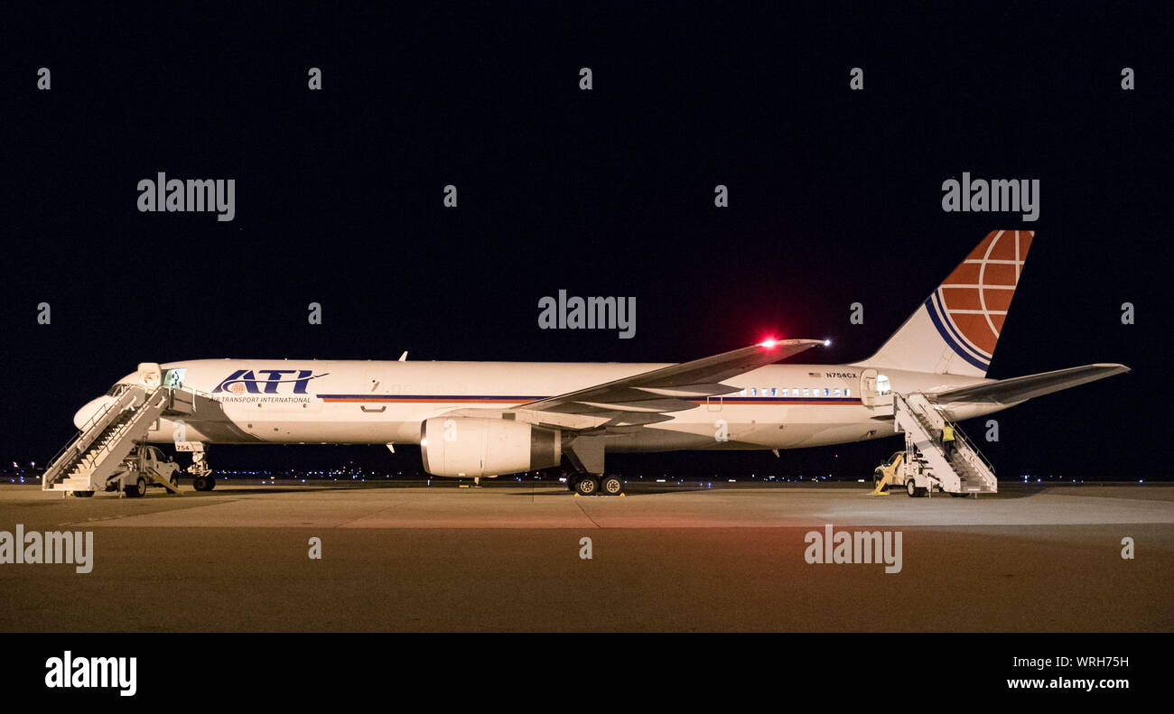 L'étape s'asseoir les camions garés à l'avant et l'arrière les sections d'un transport aérien international Boeing 757-200 Le 8 septembre 2019, à Dover Air Force Base, l'avion, la facture d'accès à une partie de la flotte aérienne de la Réserve civile, le programme a été chargé de transporter le fret et 30 membres de l'équipe de Douvres AFB, Washington, Fairchild participant au gardien de la mobilité 2019. "Cette mission est multidimensionnelle et fournira une meilleure compréhension des capacités de transport aérien commercial et d'exigences à l'échelle et l'Air Mobility Command de l'entreprise de transport aérien commercial," a déclaré le Major Adam Crane, siège de l'AMC, chef de la Branche des CRAF Scott Banque D'Images