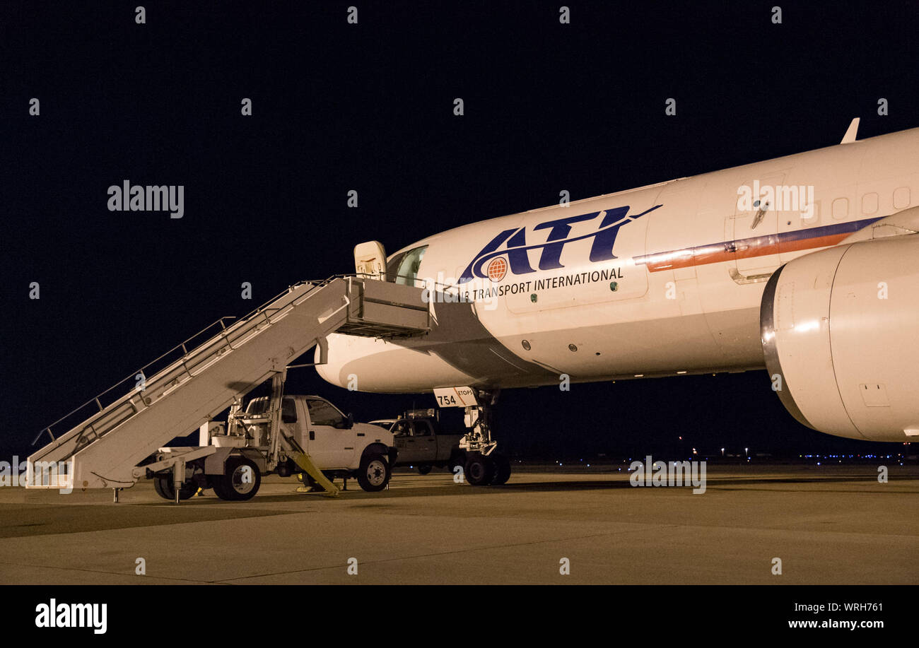 Un camion stationné à l'étape se trouve la section avant d'un transport aérien international Boeing 757-200 Le 8 septembre 2019, à Dover Air Force Base, Del. l'avion peut accueillir jusqu'à 10 palettes de fret et a également 42 sièges passagers. L'aéronef ATI, une partie de la flotte aérienne de la Réserve civile, le programme a été chargé de transporter une cargaison de palettes et 30 membres de l'équipe de Douvres Fairchild AFB, Washington, participant à la mobilité 2019 Guardian. "Dans le cadre de l'exercice 2019, Guardian Mobility Mobility Command Air avions commerciaux contractés pour simuler l'activation CRAF marquant la première fois, dans un long temps, AMC a Banque D'Images