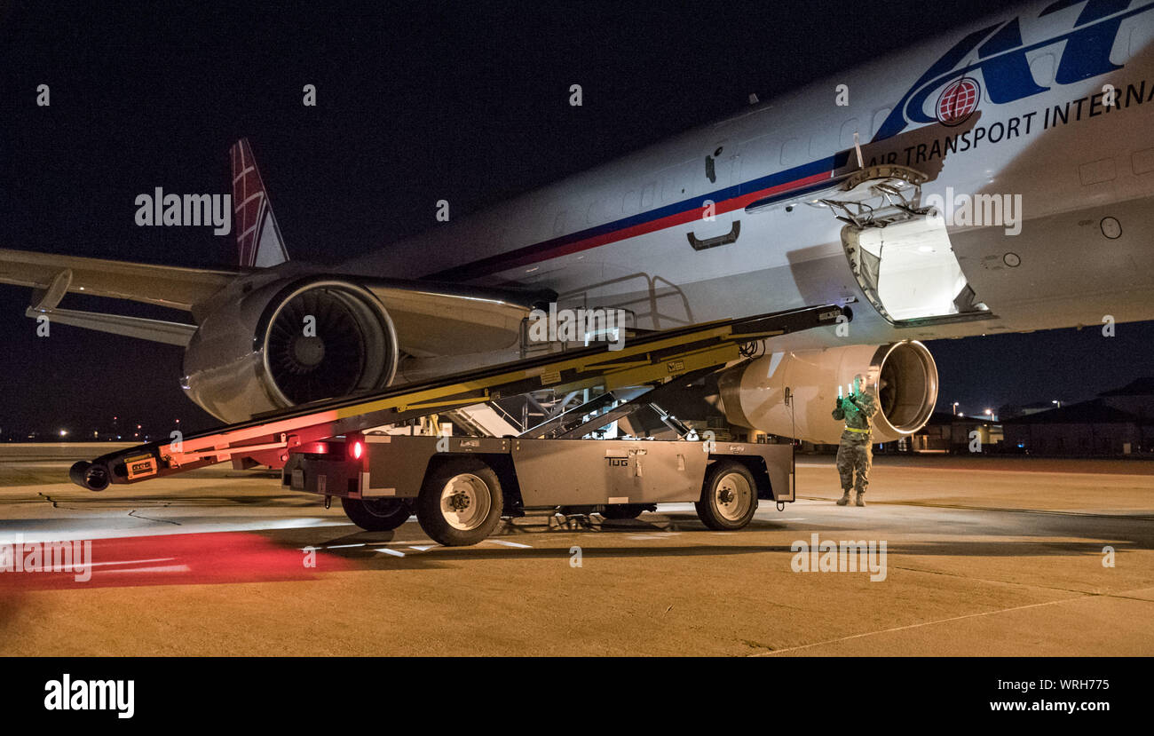 Le personnel des services de passagers à partir de la 436e Escadron aérien charge Port bagage dans la soute inférieure d'un Air Transport International Boeing 757-200 Le 8 septembre 2019, à Dover Air Force Base, l'avion, la facture d'accès à une partie de la flotte aérienne de la Réserve civile, le programme a été chargé de transporter le fret et 30 membres de l'équipe de Douvres AFB, Washington, Fairchild participant au gardien de la mobilité 2019. "Cette mission est multidimensionnelle et fournira une meilleure compréhension des capacités de transport aérien commercial et d'exigences à l'échelle et l'Air Mobility Command de l'entreprise de transport aérien commercial," a déclaré le Major Adam Banque D'Images