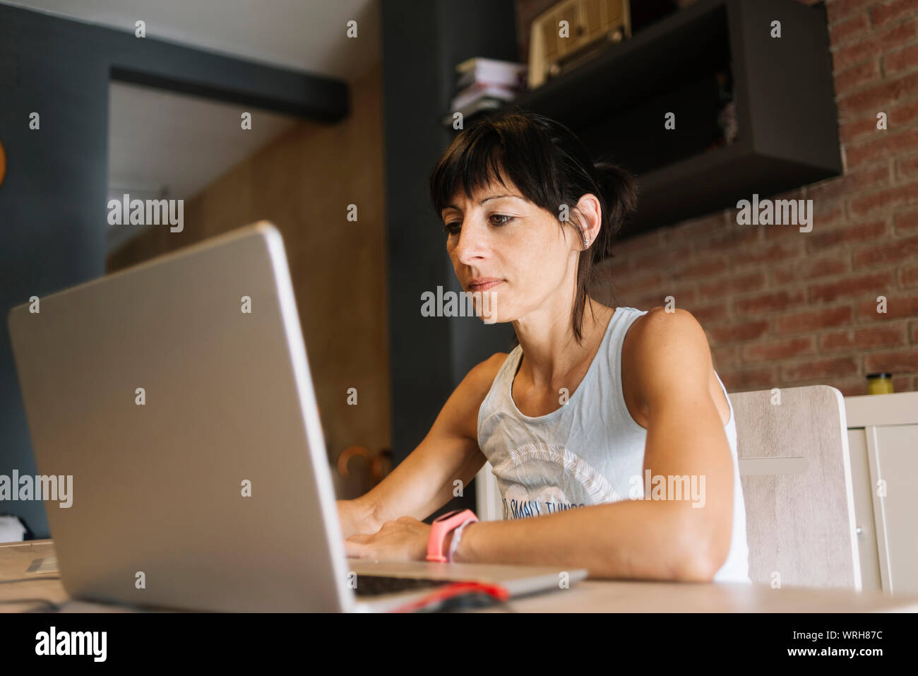 Femme avec un ordinateur portable à la maison. Banque D'Images