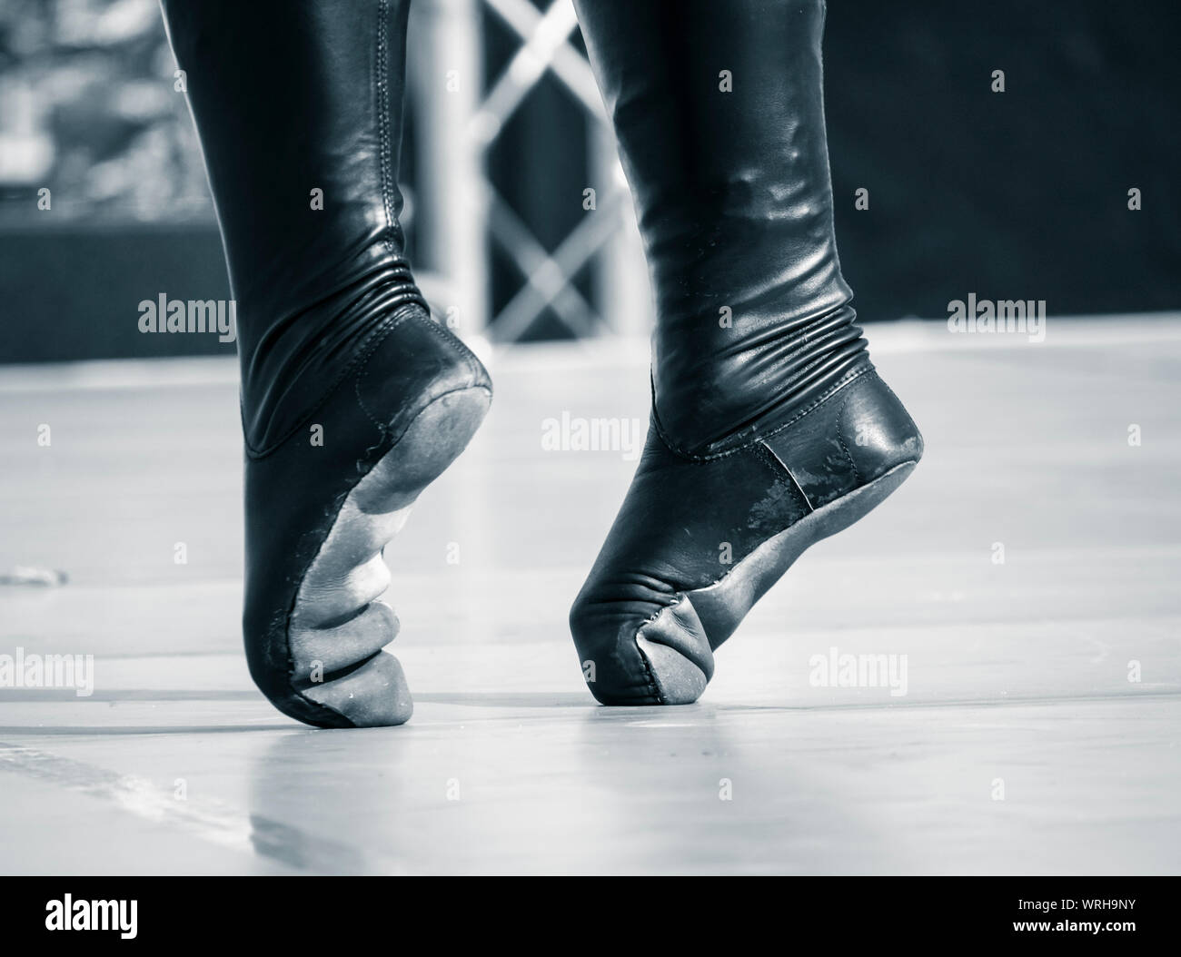 Danseur de la Géorgie l'exécution de la danse folklorique en costume traditionnel. Banque D'Images