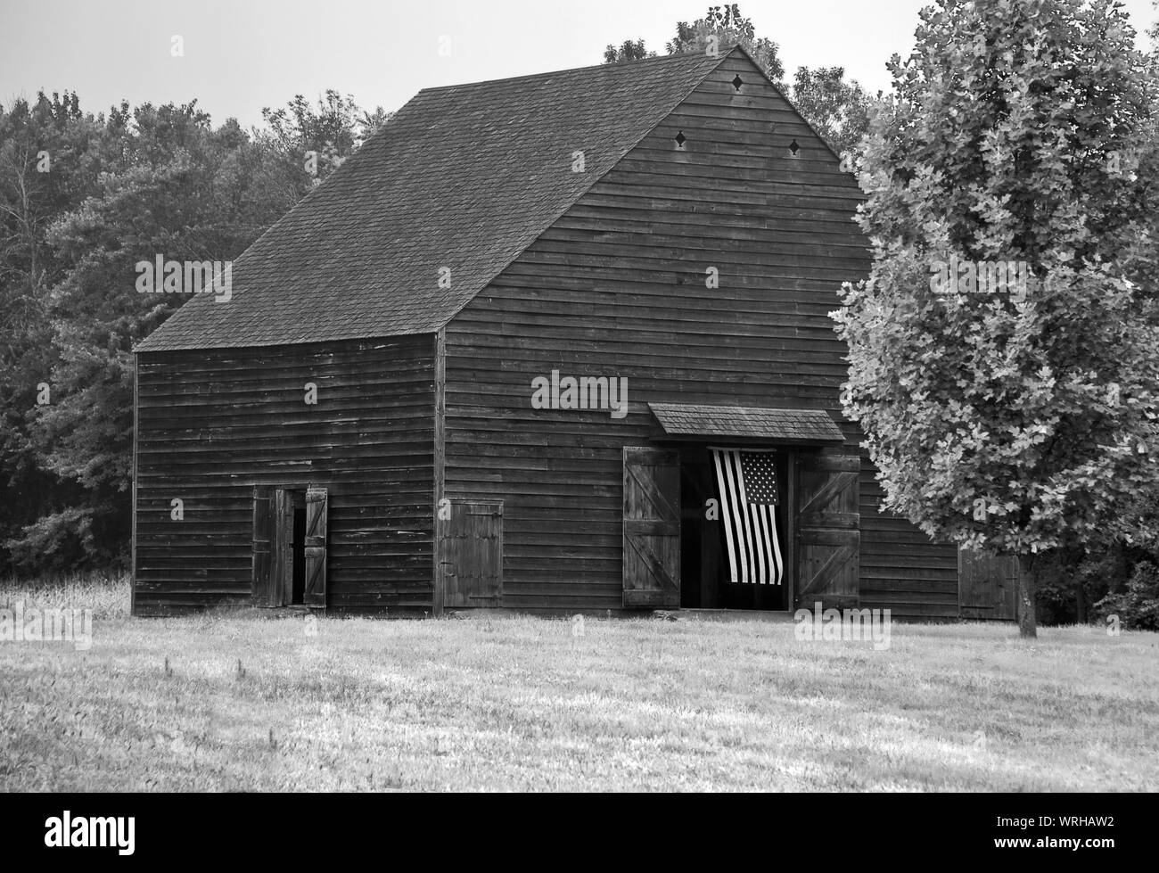 Grange en noir et blanc avant la pluie Banque D'Images