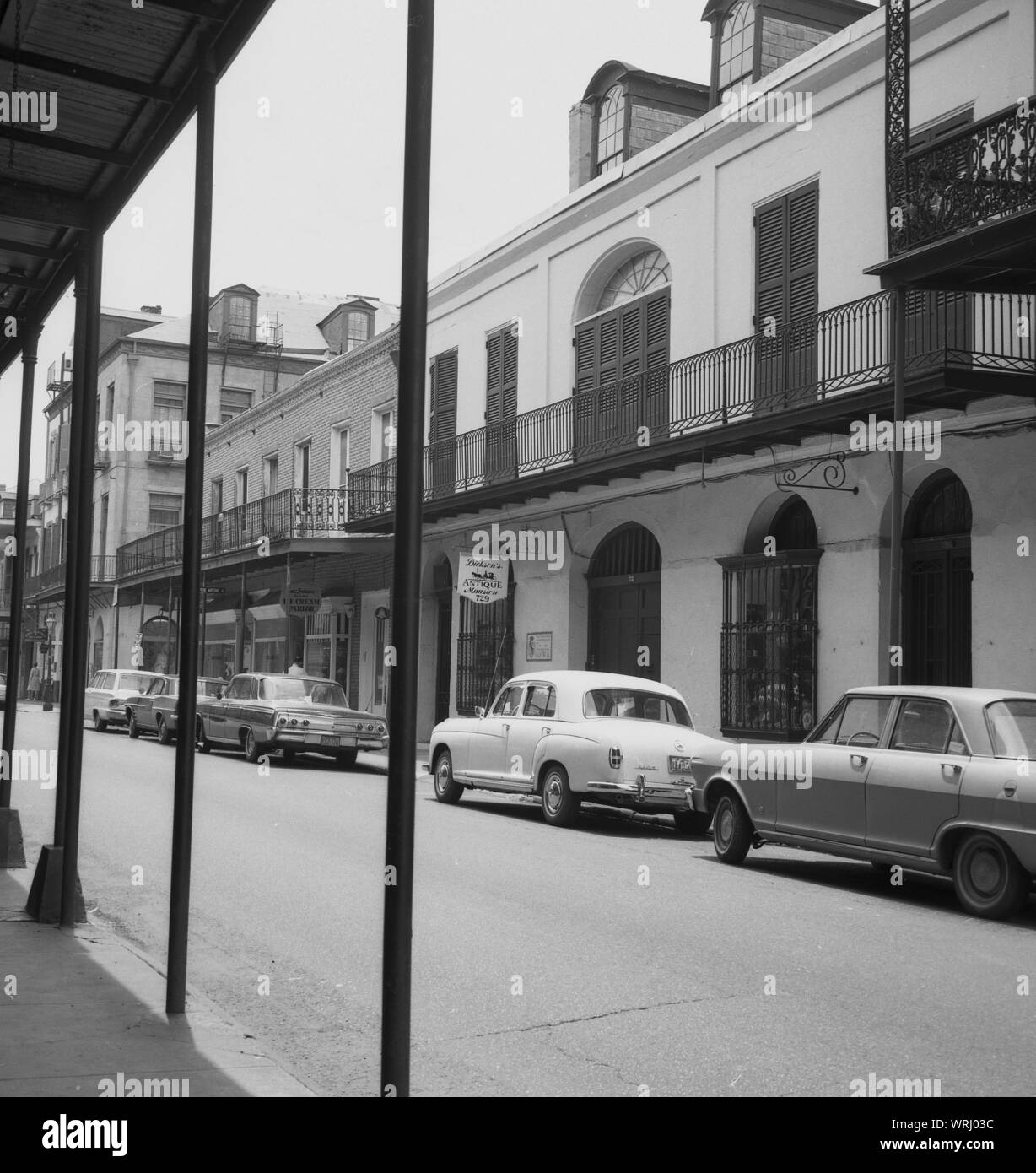 Années 1950, des bâtiments historiques, dans la caractéristique de l'ancien célèbre quartier français de la Nouvelle Orléans, USA avec leurs balcomies en fer forgé donnant sur la rue. Banque D'Images