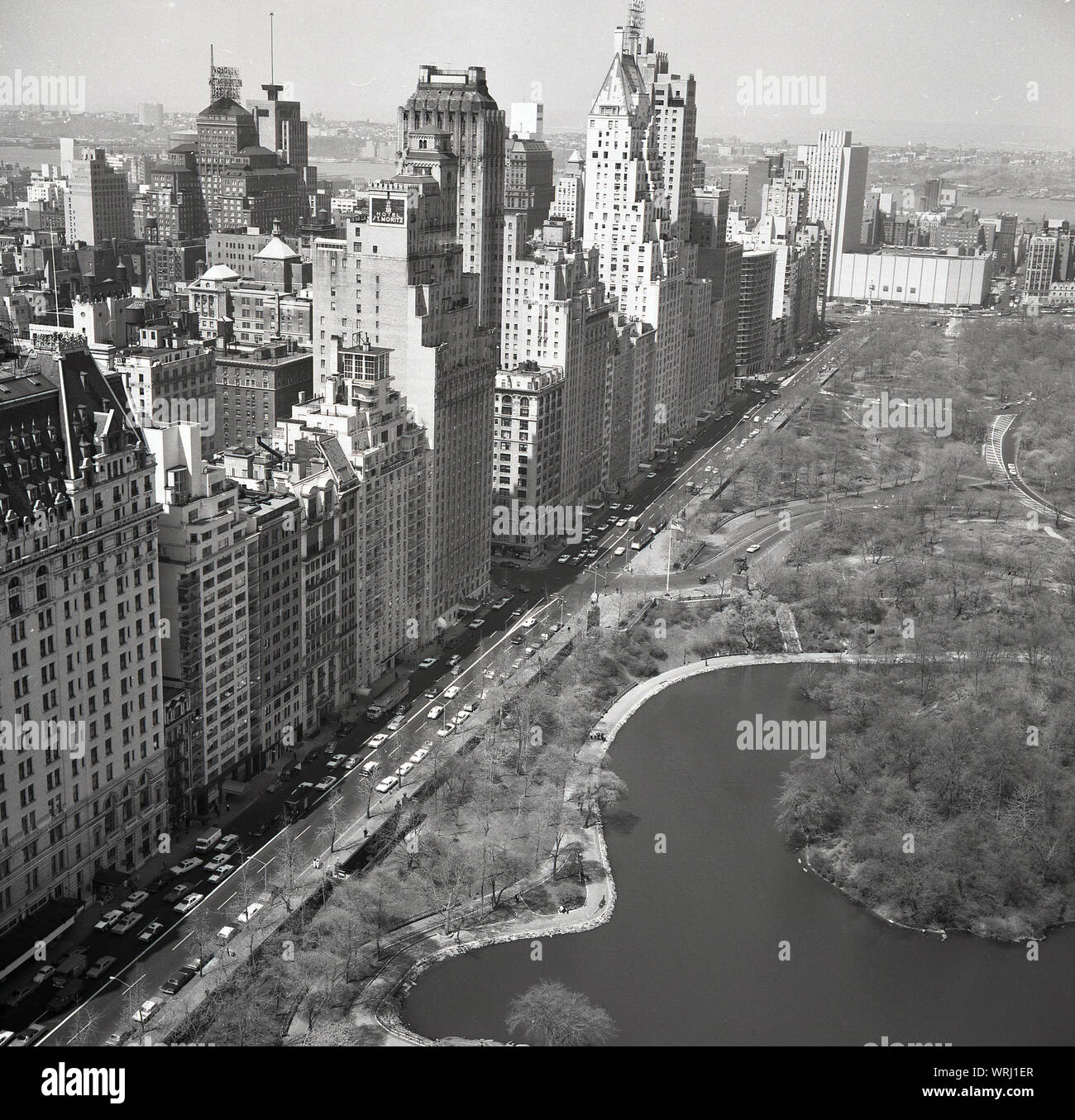 Années 1960, historiques, Manhattan, New York, une vue aérienne de l'époque montrant les gratte-ciel et de tours qui donne sur Central Park, le grand espace ouvert de la ville. Banque D'Images