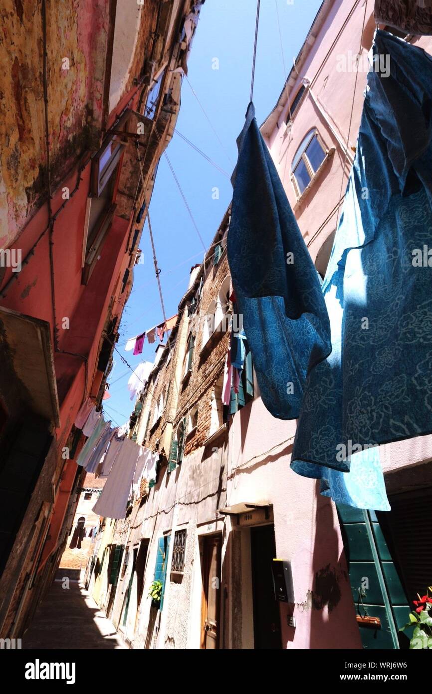Blanchisserie accrochant dans rue étroite Banque D'Images