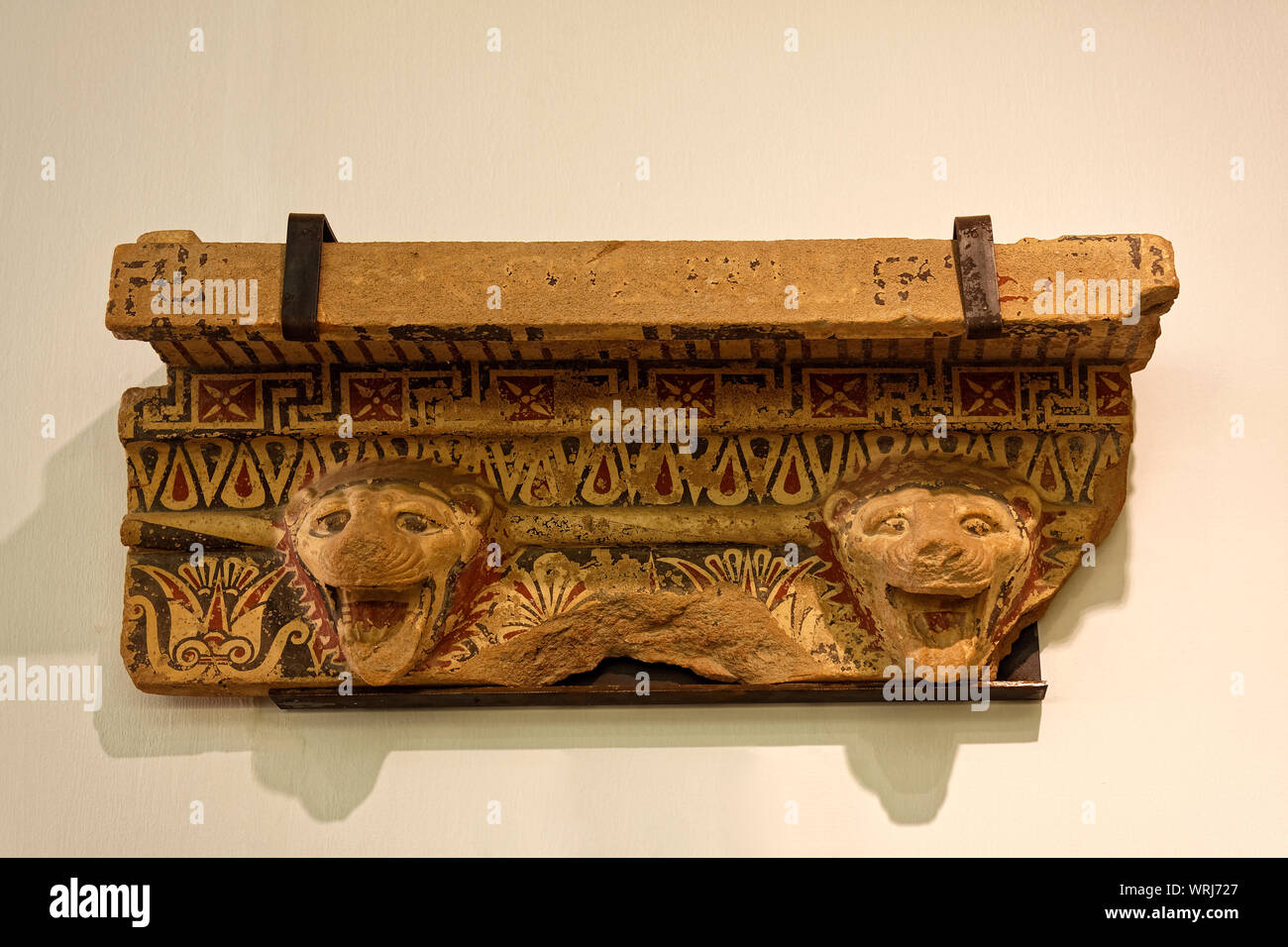 Gouttière en terre cuite, les têtes de lions, des traces de décoration avec des colorants, 550 avant J.-C., Temple d'Héra, Basilique, Paestum, ruines, ancienne ville grecque, archeo Banque D'Images