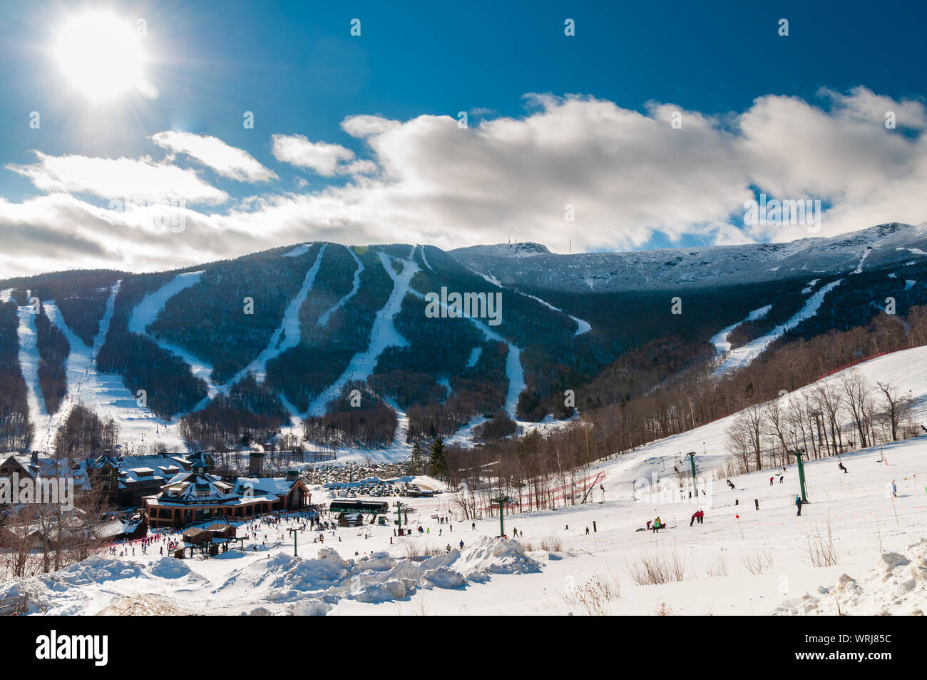 Spruce Peak Lodge en hiver avec Mt. Mansfield dans l'arrière-plan, Stowe, Vermont, Etats-Unis Banque D'Images