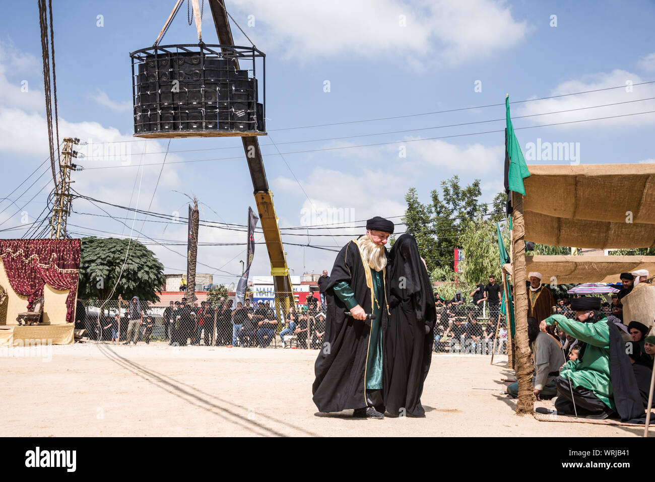 Les gens de Jibchit, municipalité de Nabatiyeh, Liban, pleuré la mort de l'Imam Hussein, petit-fils du Prophète Mohamed, à travers une reconstitution de sa mort pendant la bataille de Karbala en 680 AD. Une distribution de 100 personnes y ont pris part, avec des chevaux et un chameau. Liban, 10 Septembre 2019 Banque D'Images