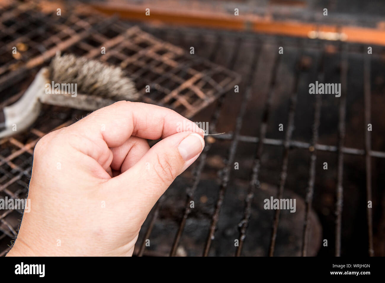 Personne part afficher sous forme de poils lâches bristol grill brosse de nettoyage. Le danger quand il se colle à la viande et personne avale accidentellement. La digestion des dommages. Banque D'Images