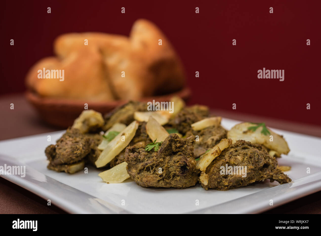 Poulet mariné plat indien cafreal avec beaucoup de feuilles de coriandre coriandre, gingembre)(, l'ail,le jus de lime ainsi que des épices sèches et servi avec pain Banque D'Images