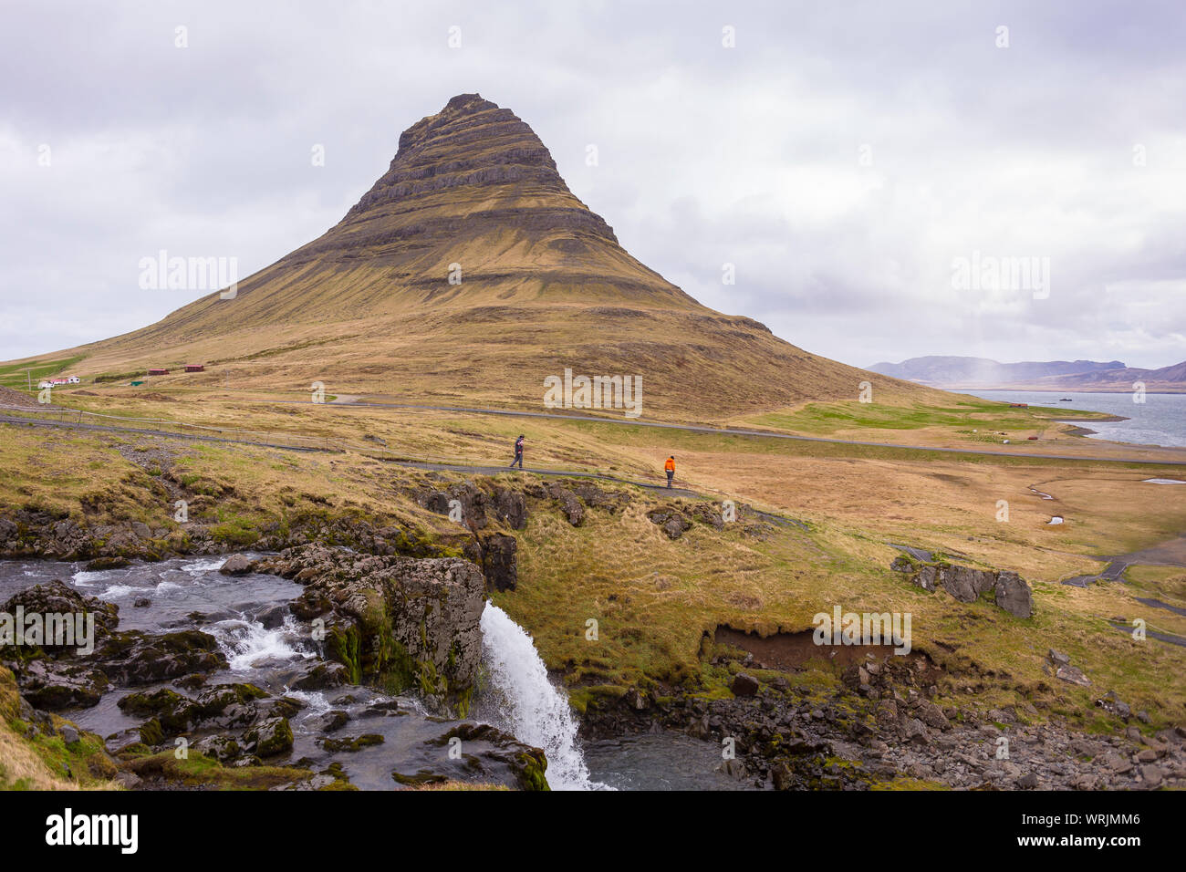 GRUNDARFJOROUR, ISLANDE - Kirkjufell mountain et Kirkjufellsfoss cascade, péninsule de Snæfellsnes. Banque D'Images