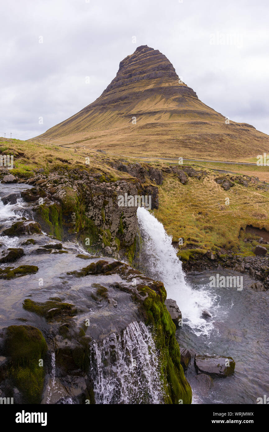 GRUNDARFJOROUR, ISLANDE - Kirkjufell mountain et Kirkjufellsfoss cascade, péninsule de Snæfellsnes. Banque D'Images