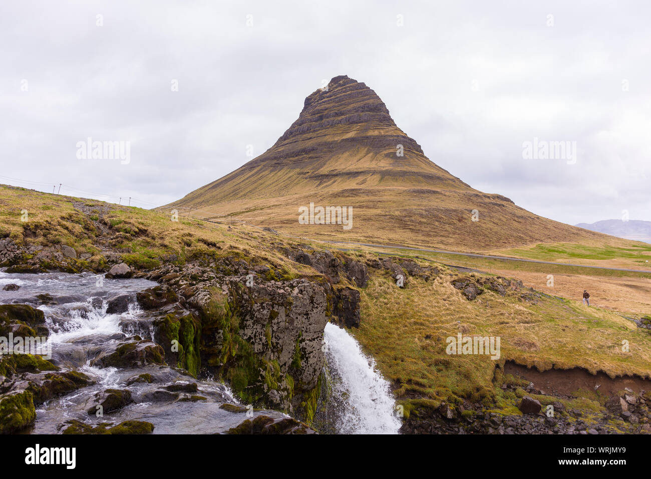 GRUNDARFJOROUR, ISLANDE - Kirkjufell mountain et Kirkjufellsfoss cascade, péninsule de Snæfellsnes. Banque D'Images