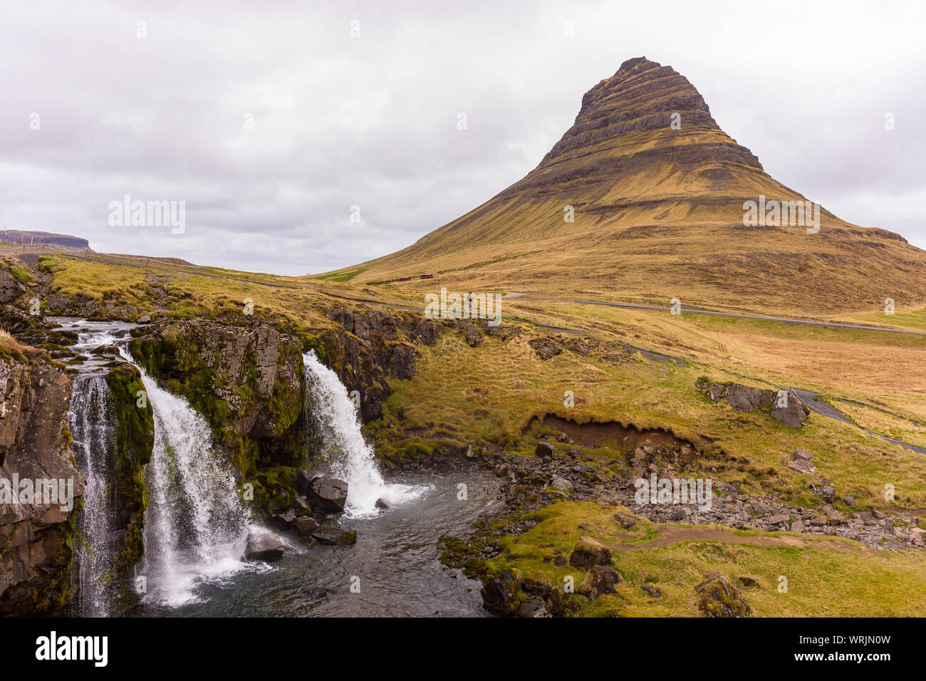 GRUNDARFJOROUR, ISLANDE - Kirkjufell mountain et Kirkjufellsfoss cascade, péninsule de Snæfellsnes. Banque D'Images