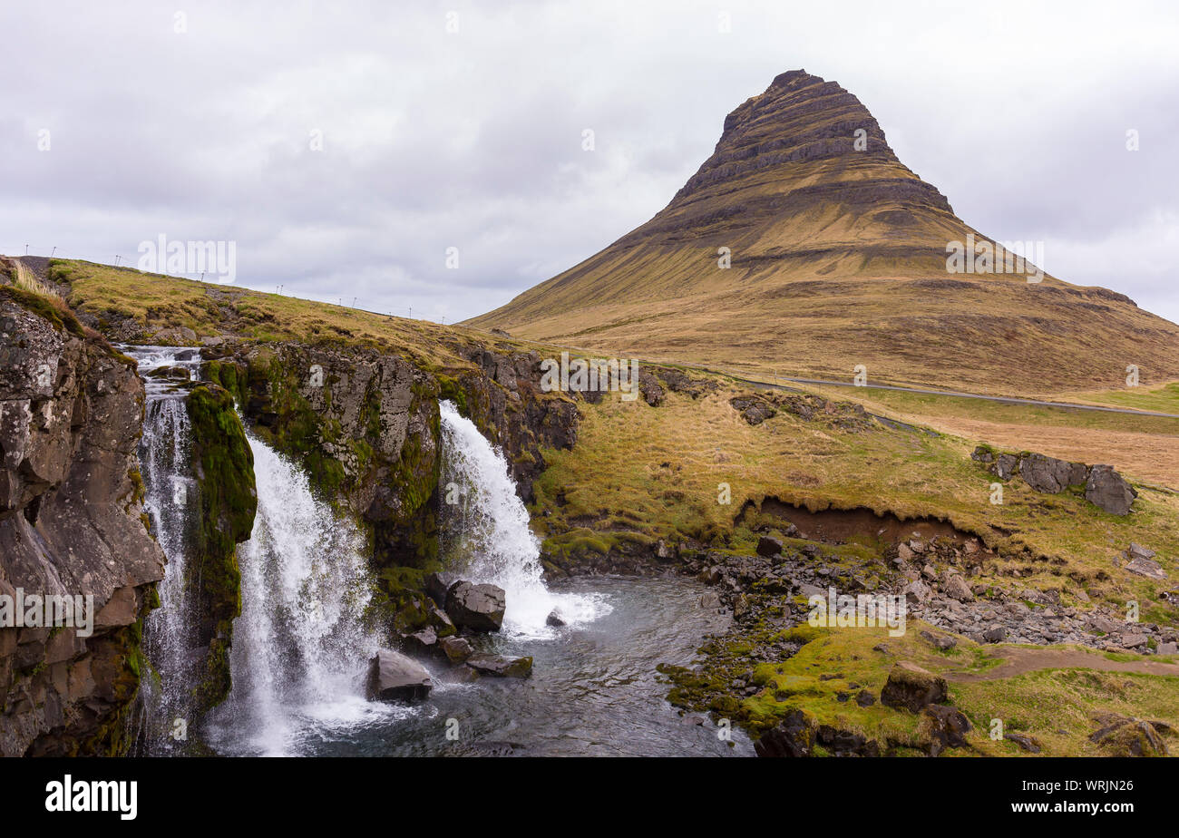 GRUNDARFJOROUR, ISLANDE - Kirkjufell mountain et Kirkjufellsfoss cascade, péninsule de Snæfellsnes. Banque D'Images
