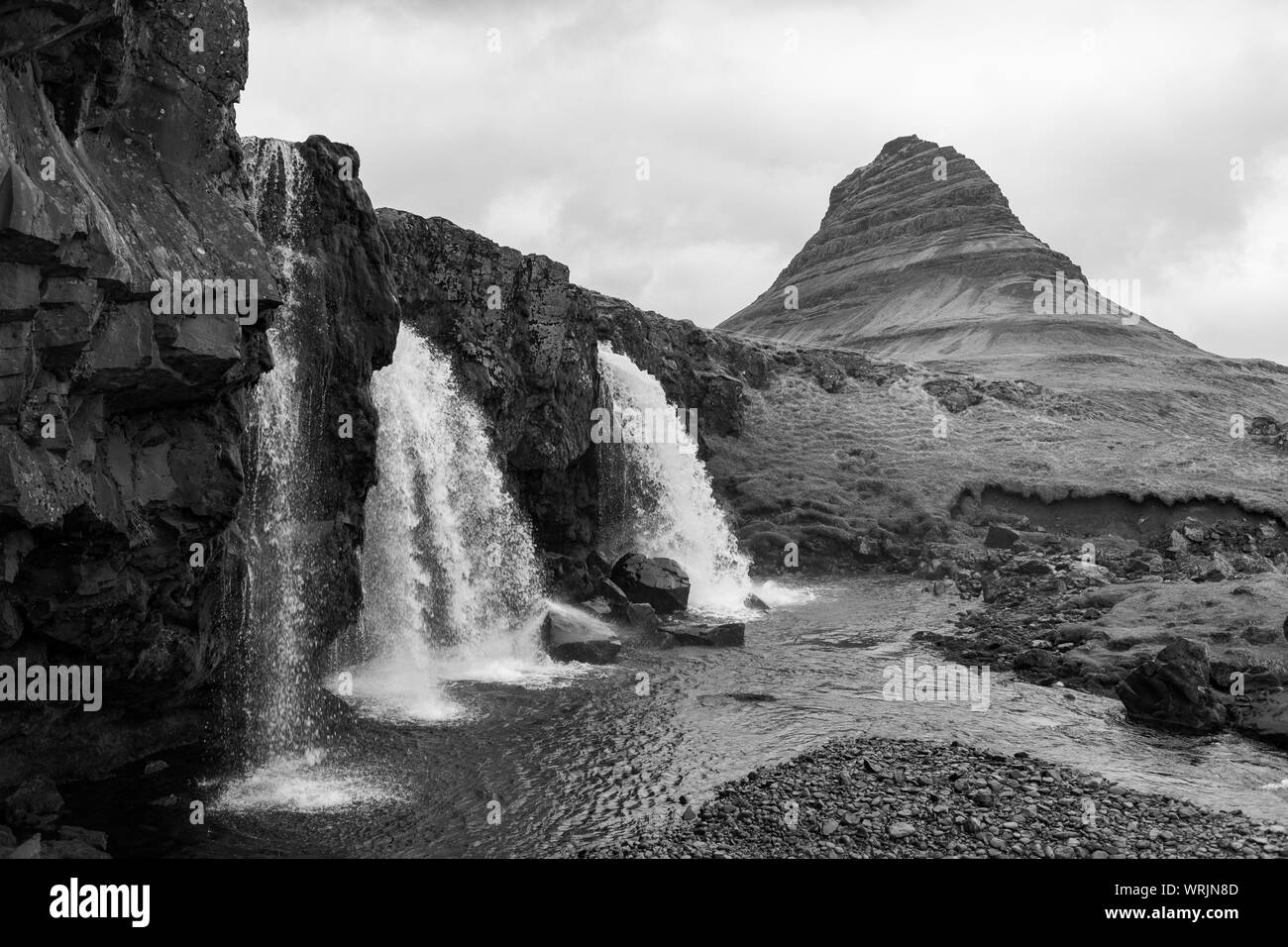 GRUNDARFJOROUR, ISLANDE - Kirkjufell mountain et Kirkjufellsfoss cascade, péninsule de Snæfellsnes. Banque D'Images