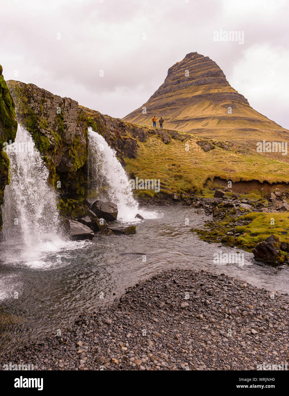 GRUNDARFJOROUR, ISLANDE - Kirkjufell mountain et Kirkjufellsfoss cascade, péninsule de Snæfellsnes. Banque D'Images