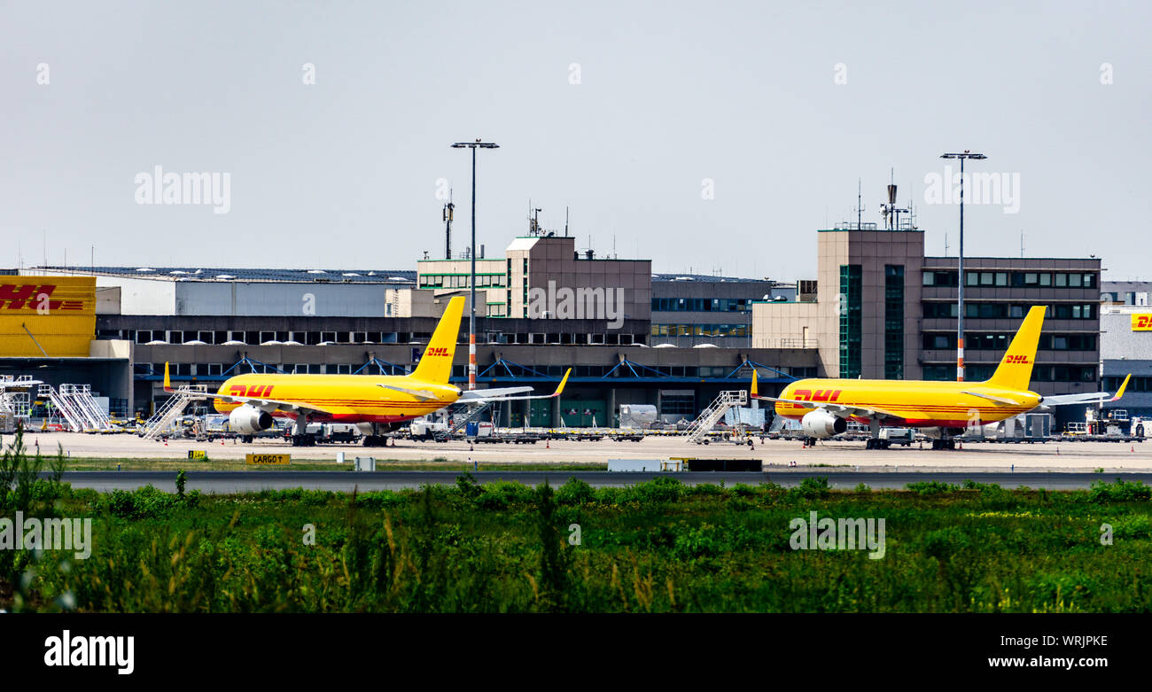 COLOGNE-BONN, Rhénanie du Nord-Westphalie, aéroport, ALLEMAGNE - 28 août 2019 Deux machines à DHL du terminal de fret de l'aéroport de Cologne Bonn Banque D'Images
